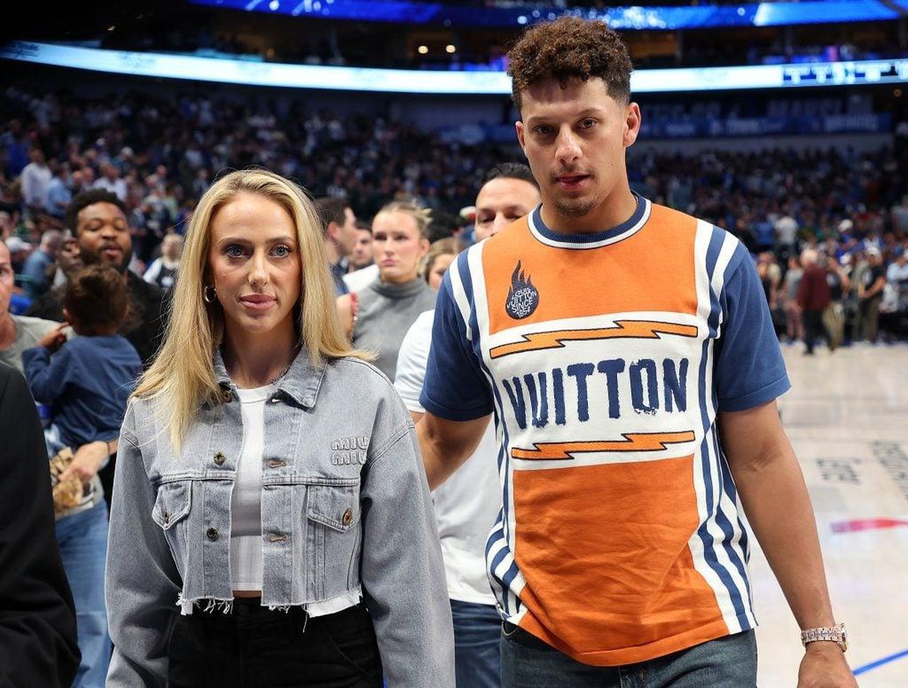 Un_miracolo_programmato_vhEk5SfoJx - Confidenze24 source:thehollywoodgossip - Un miracolo programmato - Brittany Mahomes e Patrick Mahomes lasciano il campo durante una partita.