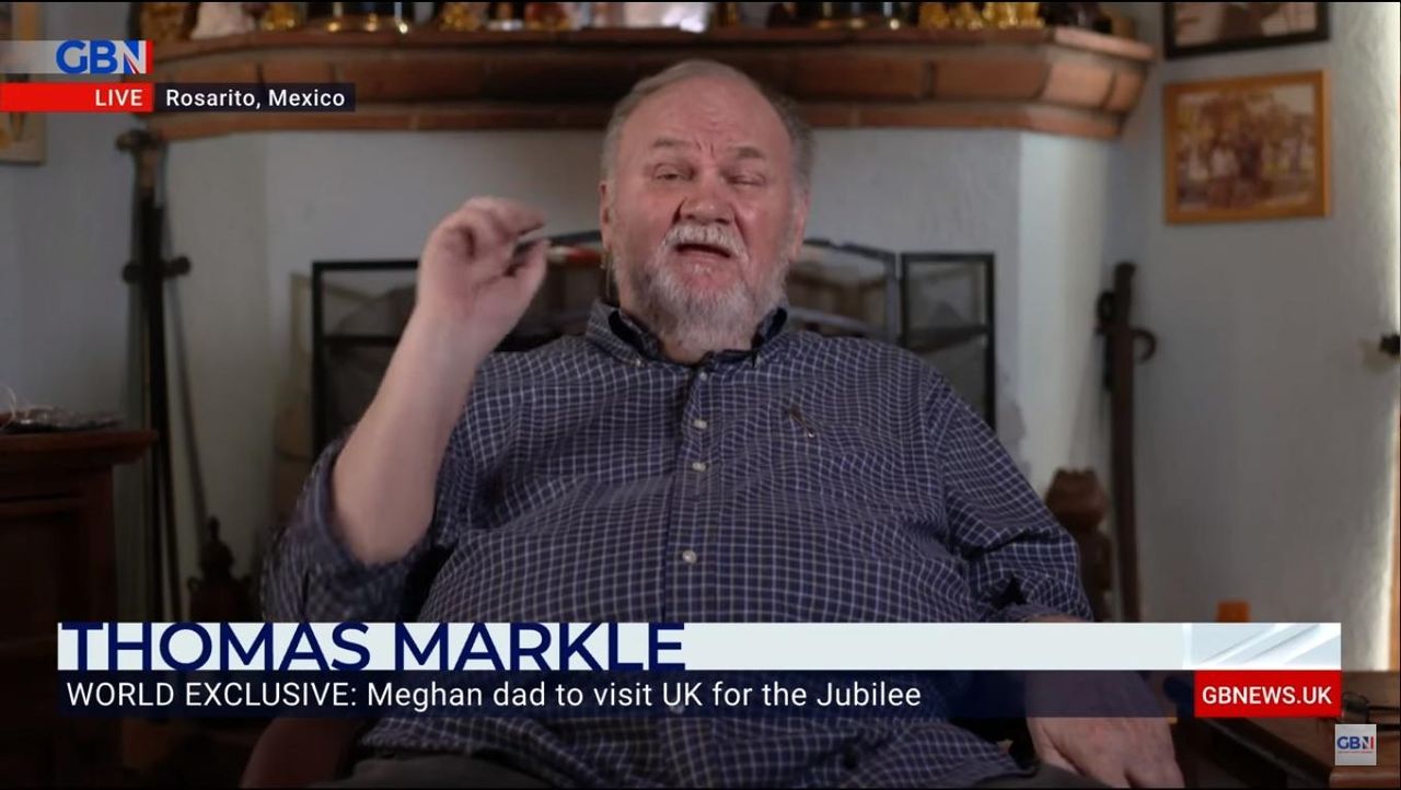 Un_nuovo_inizio_per_Thomas_Markle_zGR8ah60Or - Confidenze24 source:celebitchy - Un nuovo inizio per Thomas Markle - Thomas Markle mentre fa le valigie