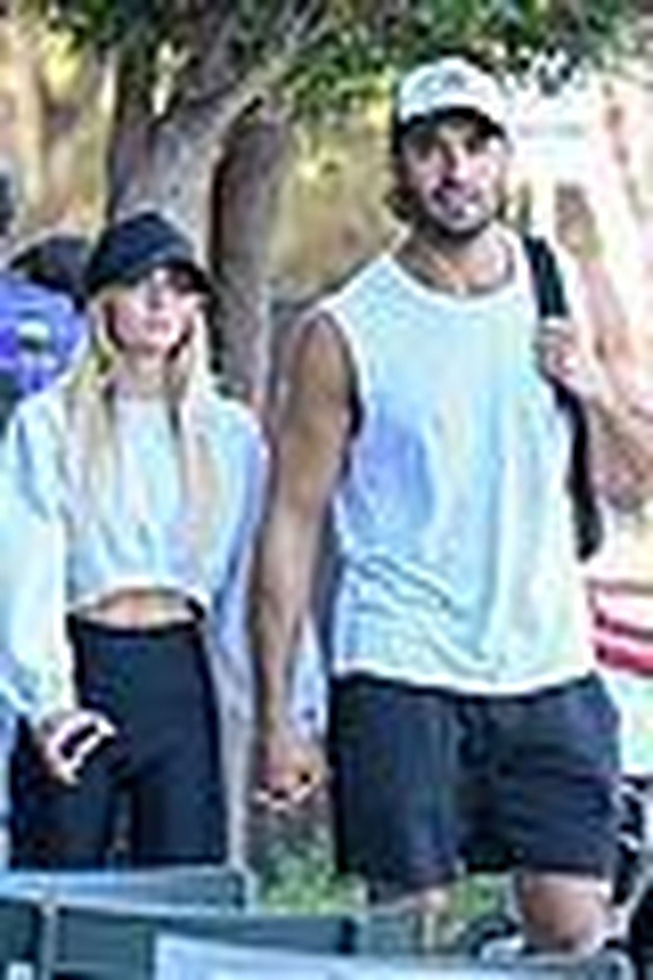 source:justjared - Un pomeriggio di sport e amore - Sam Asghari e Brooke Irvine si tengono per mano mentre si dirigono in palestra