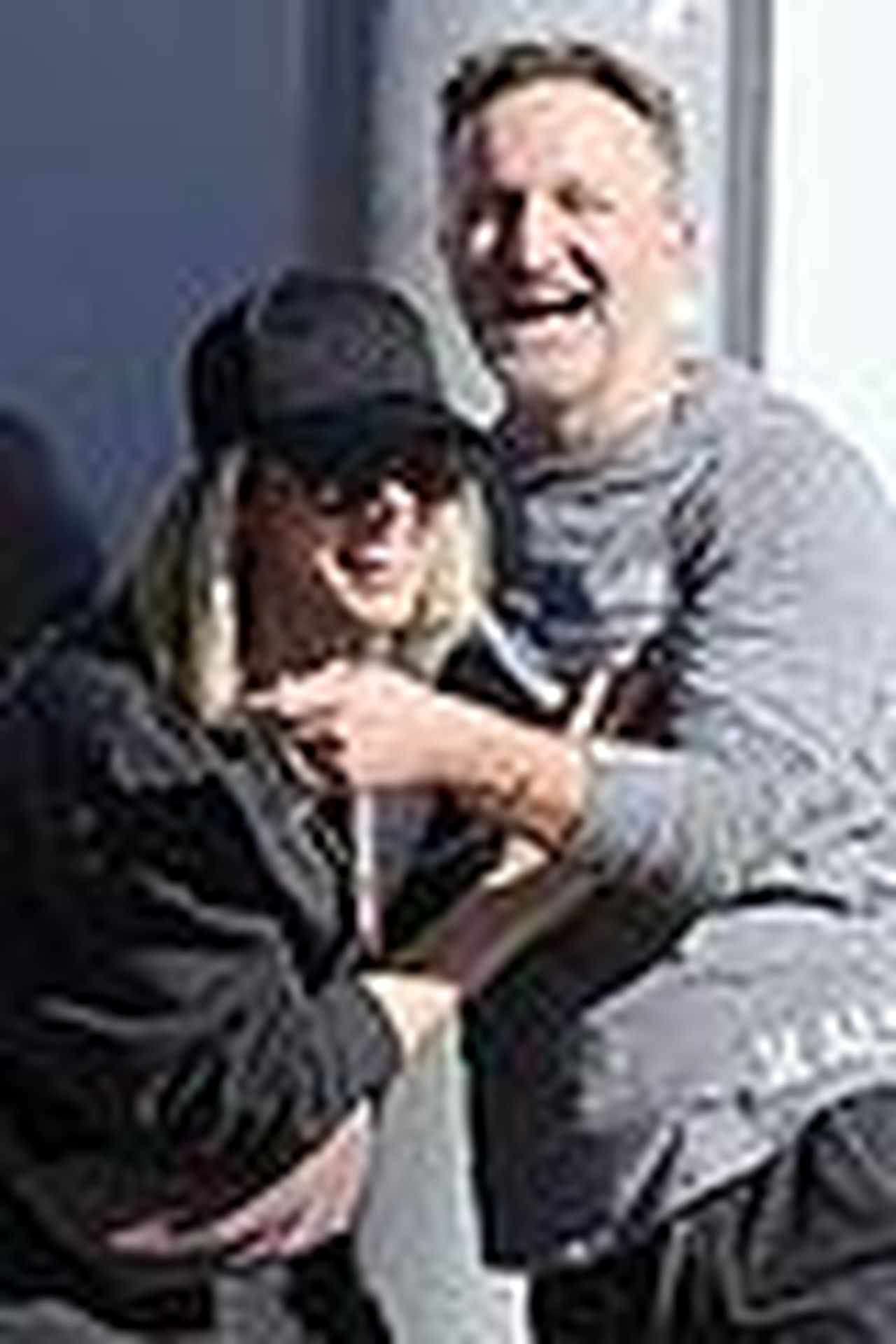 source:justjared - Un pomeriggio romantico al mercato - Kelly Rizzo e Breckin Meyer al mercato degli agricoltori 04