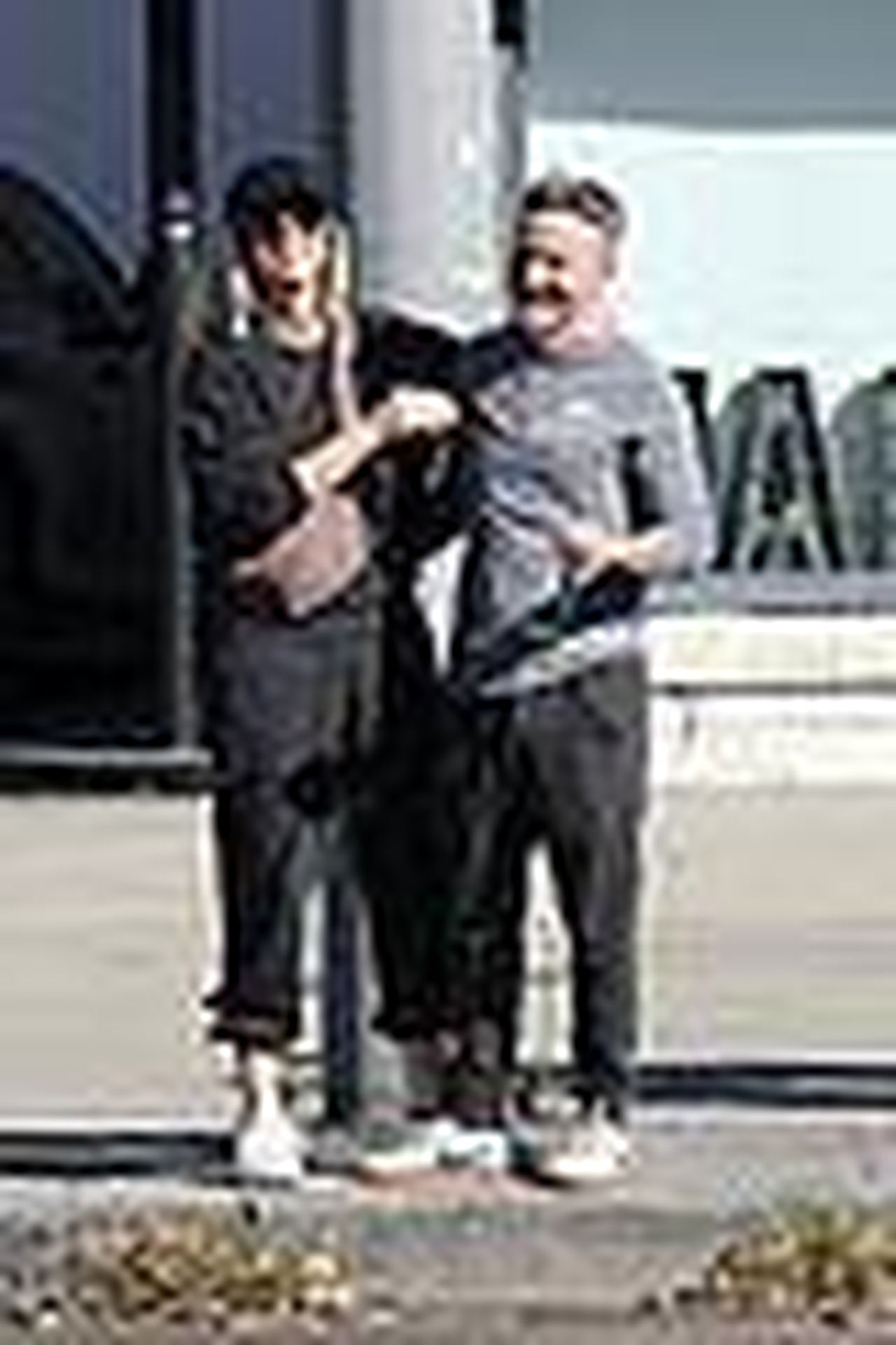 source:justjared - Un pomeriggio romantico al mercato - Kelly Rizzo e Breckin Meyer al mercato degli agricoltori 03