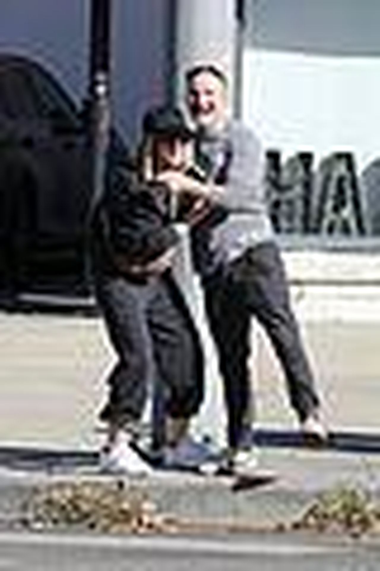 source:justjared - Un pomeriggio romantico al mercato - Kelly Rizzo e Breckin Meyer al mercato degli agricoltori 01