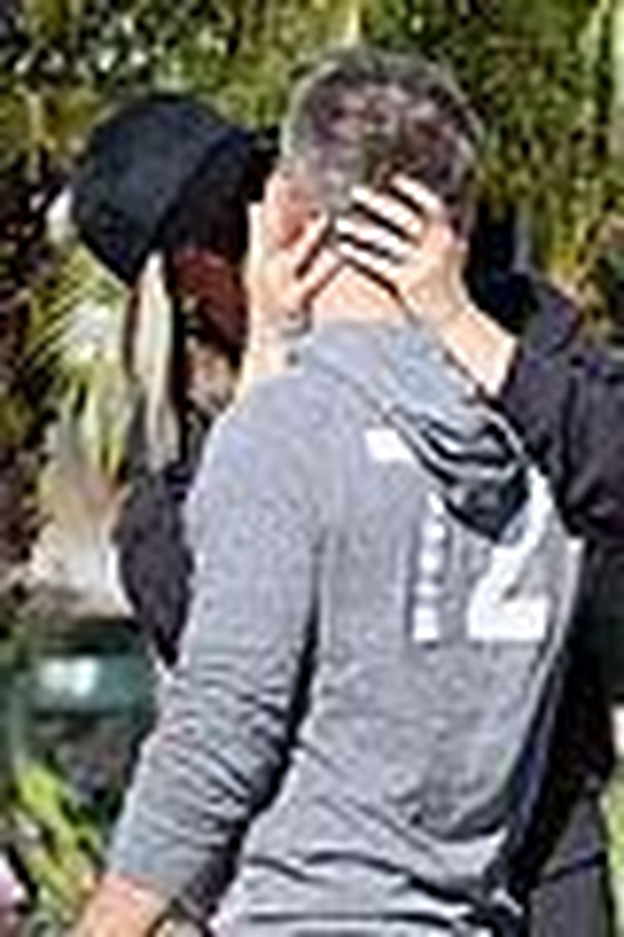 source:justjared - Un pomeriggio romantico al mercato - Kelly Rizzo e Breckin Meyer al mercato degli agricoltori 02