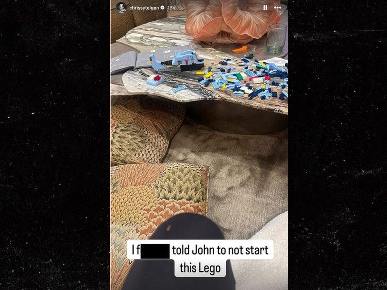 Un_progetto_Lego_in_corso_iNLTq7uhLK - Confidenze24 source:allcelebrities - Un progetto Lego in corso - Chrissy Teigen e John Legend con i Lego