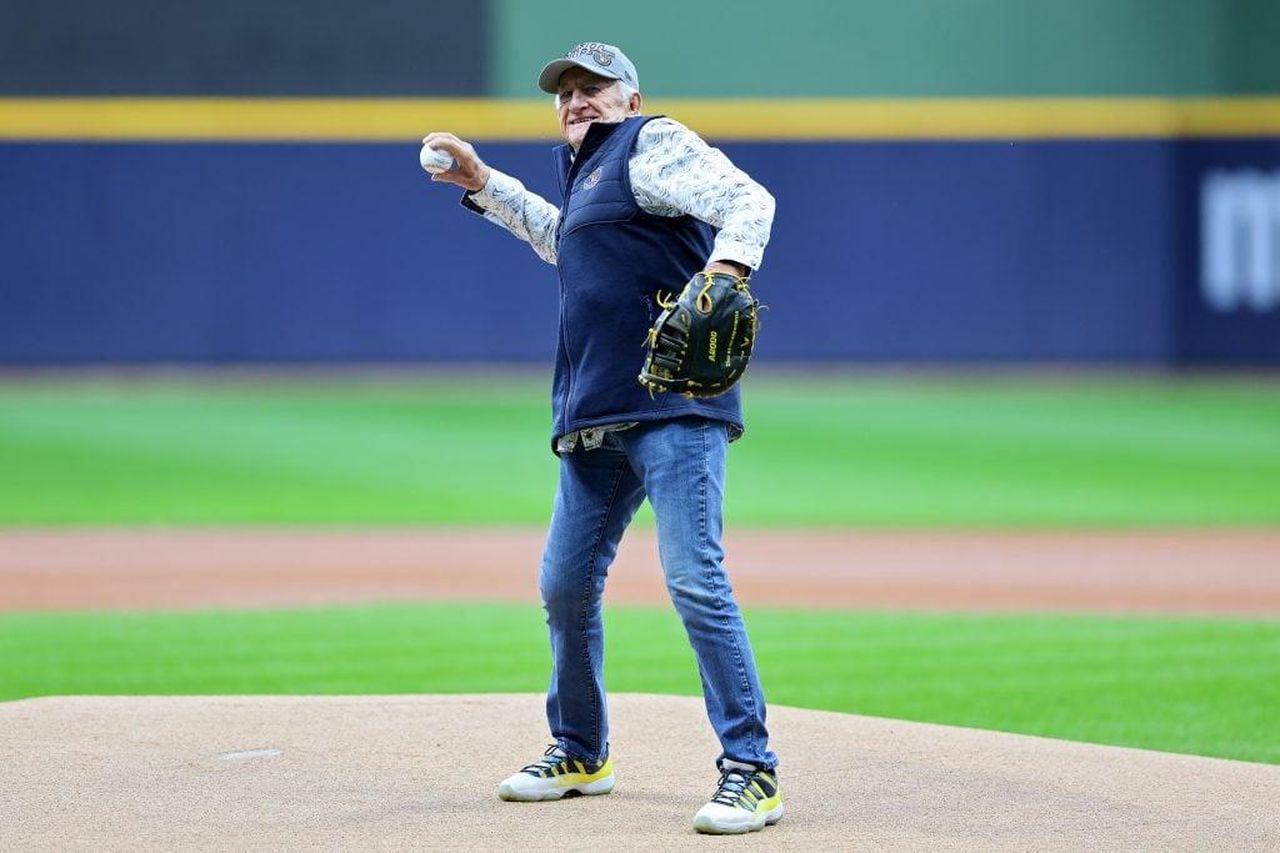 Una_Leggenda_nel_Mondo_del_Baseball_mEpniDRQlg - Confidenze24 source:thehollywoodgossip - Una Leggenda nel Mondo del Baseball - Bob Uecker lancia il primo pitch cerimoniale.