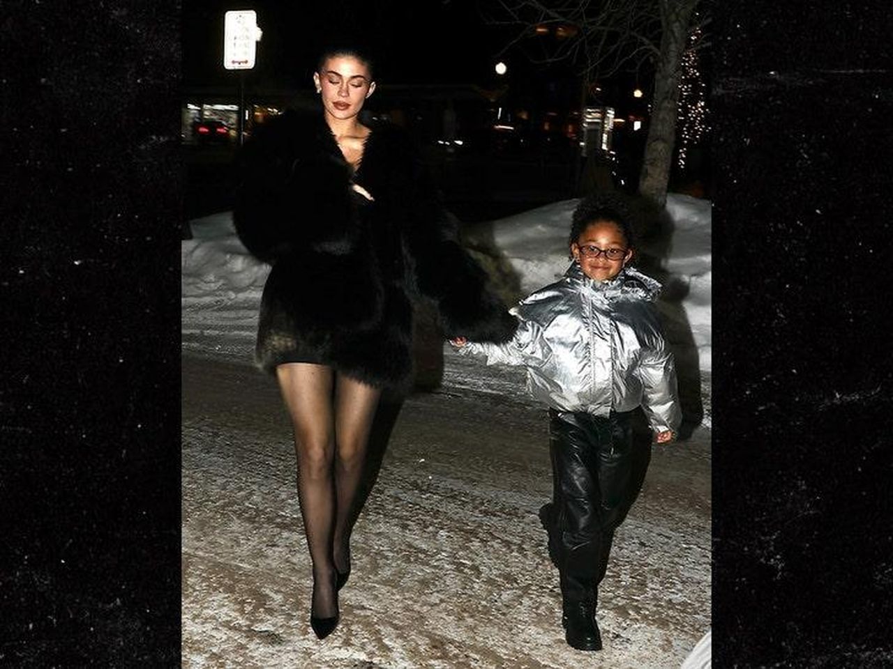 Una_cena_di_famiglia_al_ristorante_Casa_Tua_W1VgfzGsxC - Confidenze24 source:allcelebrities - Una cena di famiglia al ristorante Casa Tua - Kylie Jenner e Kendall Jenner Girls Night Out a Casa Tua