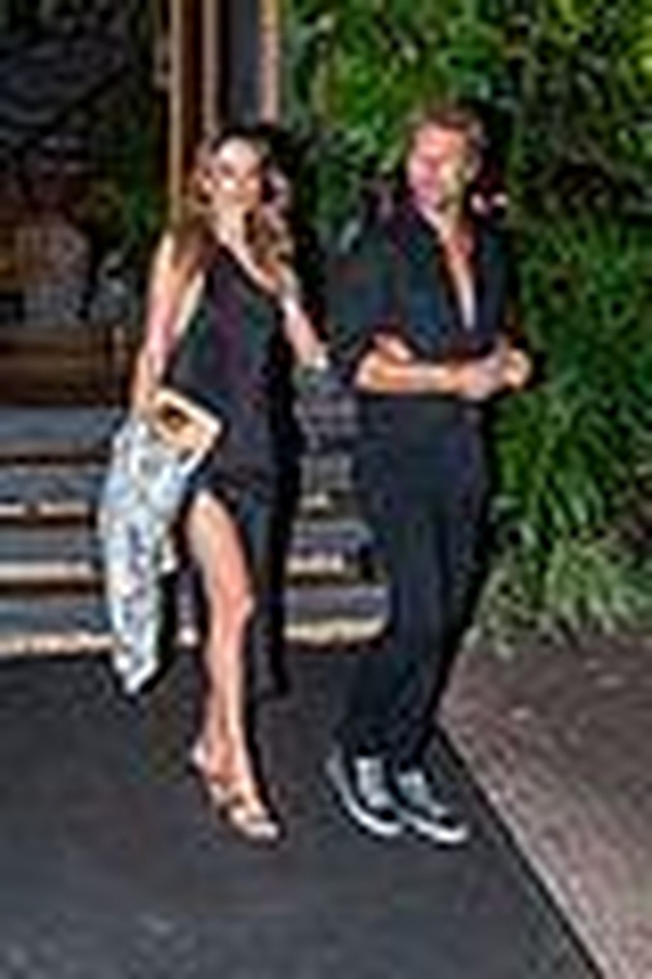 source:justjared - Una cena romantica al ristorante Spicy Fish - Alessandra Ambrosio e Buck Palmer indossano nero durante la serata a Rio 05