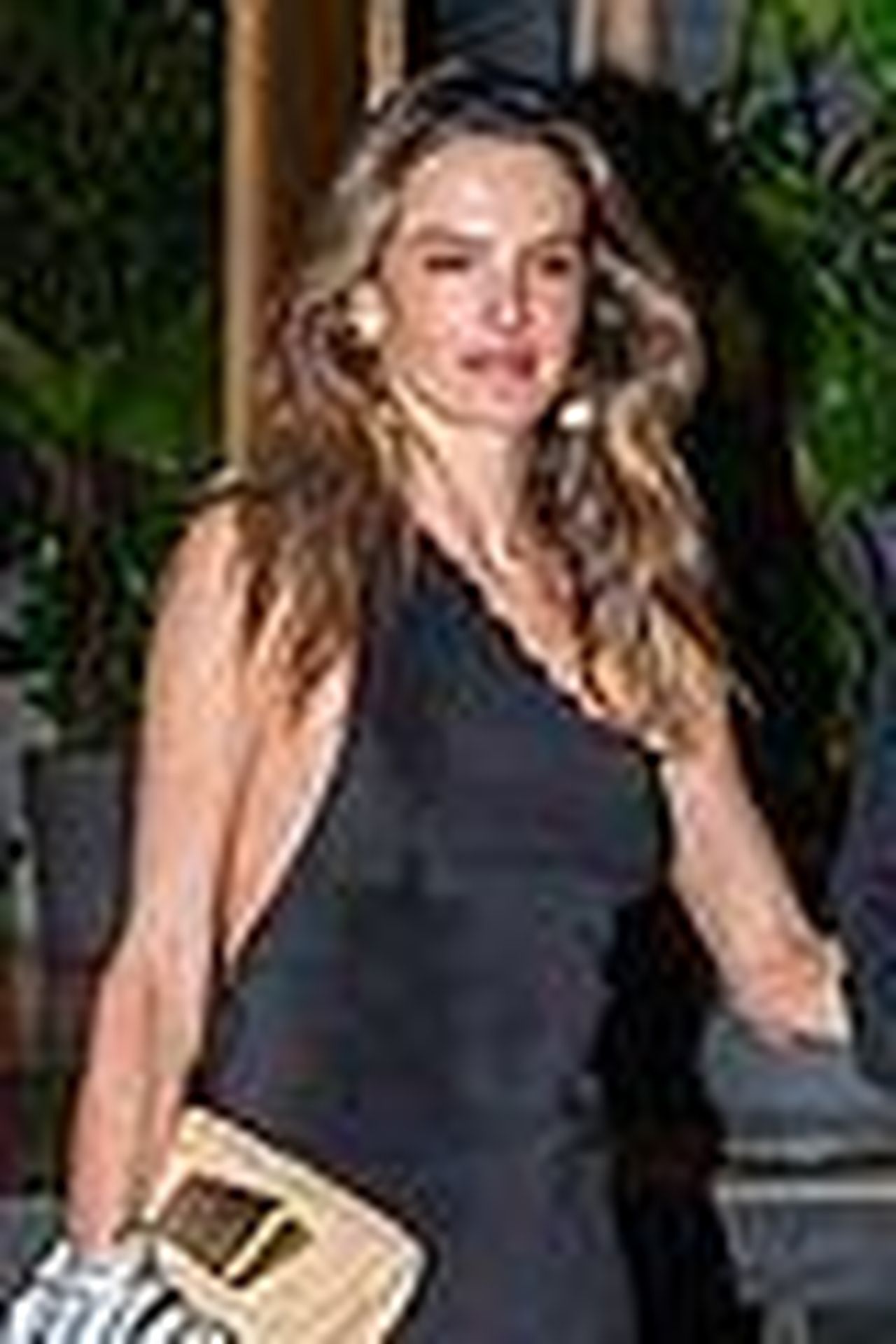 source:justjared - Una cena romantica al ristorante Spicy Fish - Alessandra Ambrosio e Buck Palmer indossano nero durante la serata a Rio 02