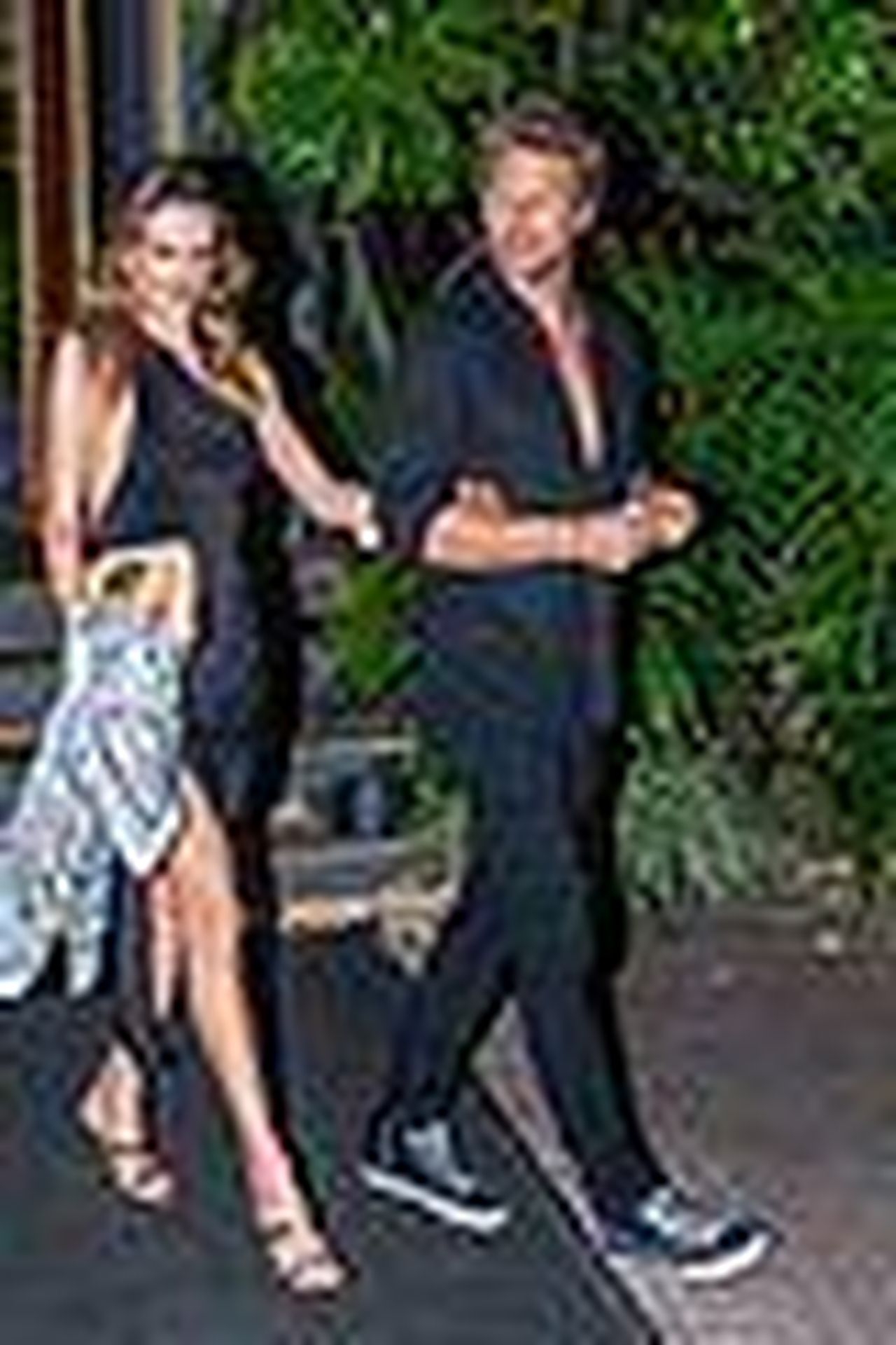 source:justjared - Una cena romantica al ristorante Spicy Fish - Alessandra Ambrosio e Buck Palmer indossano nero durante la serata a Rio 01