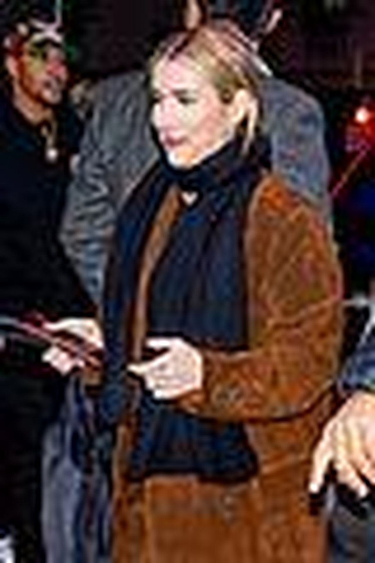 Una_serata_al_Madison_Square_Garden_gxEbsmljLv - Confidenze24 source:justjared - Una serata al Madison Square Garden - Emma Roberts e Cody John al Madison Square Garden