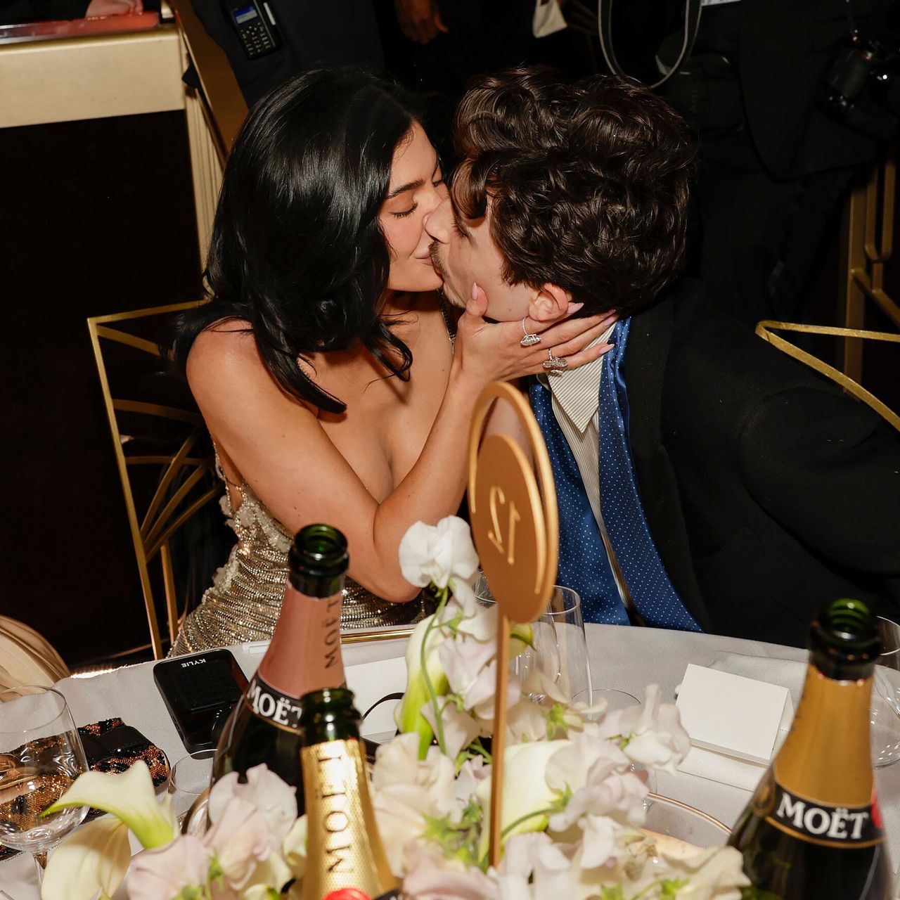 Una_serata_da_sogno_nella_citt_dellamore_n9Td378xHV - Confidenze24 source:usmagazine - Una serata da sogno nella città dell'amore - Kylie Jenner e Timothée Chalamet ai Golden Globe 2025.