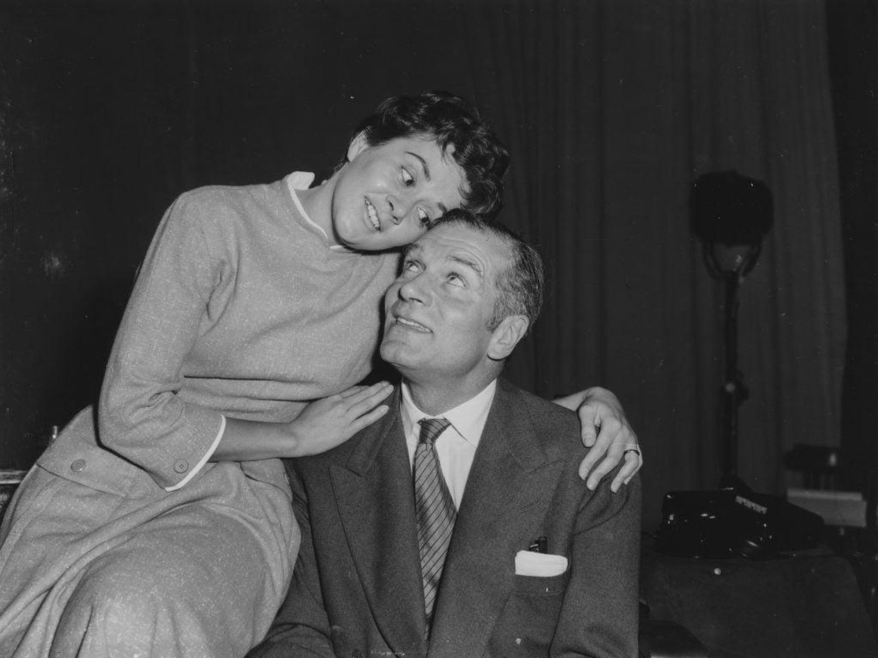 Una_vita_epica_2T5LQRYhaG - Confidenze24 source:thehollywoodgossip - Una vita epica - Laurence Olivier e Joan Plowright durante le prove nel 1957