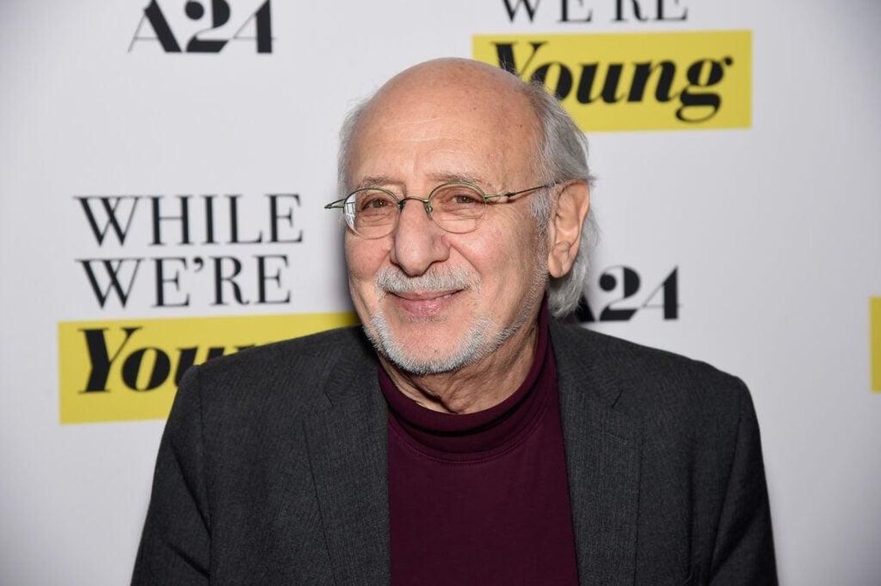 Uneredit_macchiata_Fxd9BsWd2x - Confidenze24 source:thehollywoodgossip - Un'eredità macchiata - Peter Yarrow partecipa alla premiere di 'While We're Young' a New York.