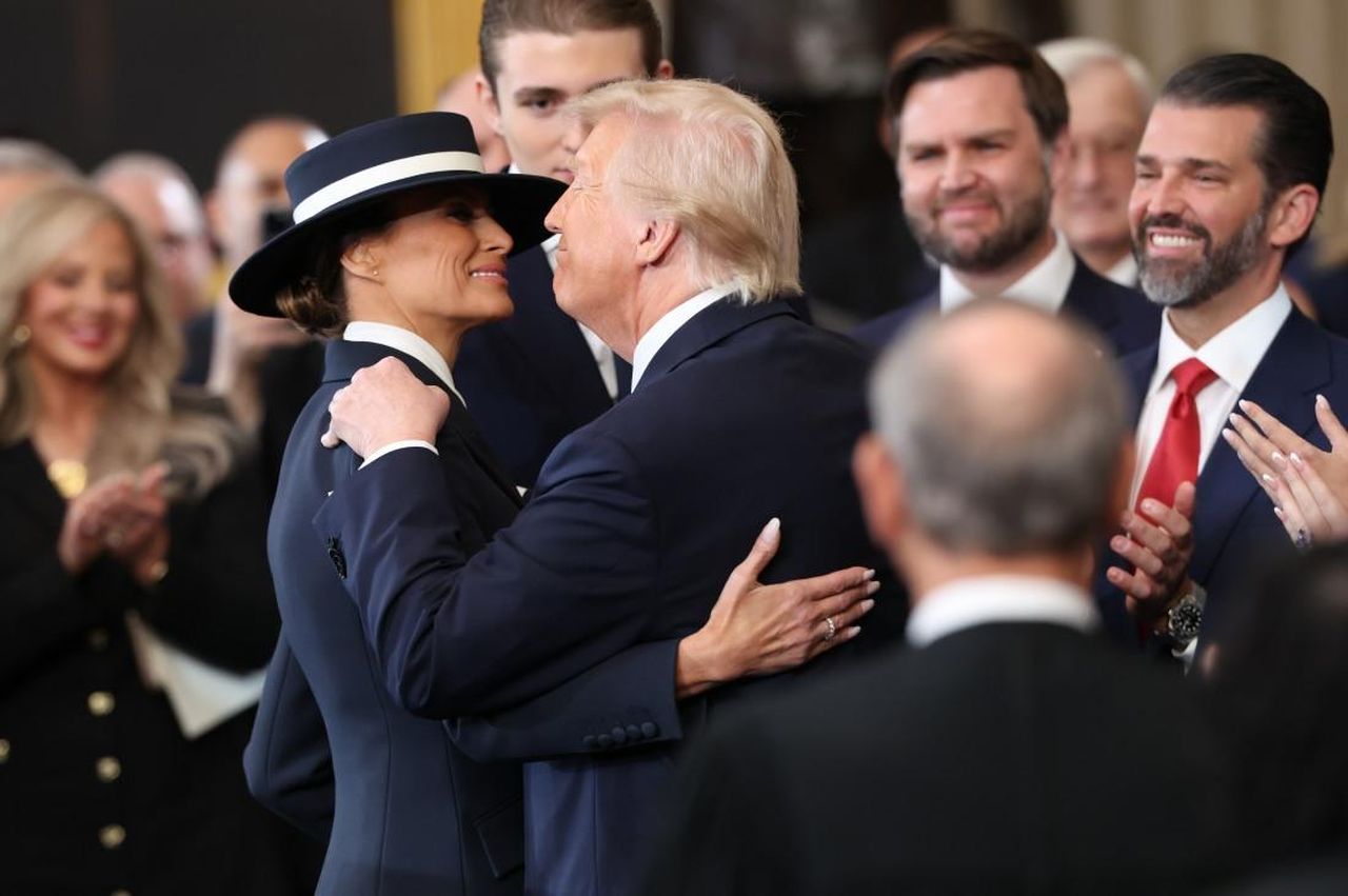 Uninaugurazione_al_chiuso_e_un_pubblico_scarso_OSb0Ff5CCp - Confidenze24 source:celebitchy - Un'inaugurazione al chiuso e un pubblico scarso - L'inaugurazione di Donald Trump