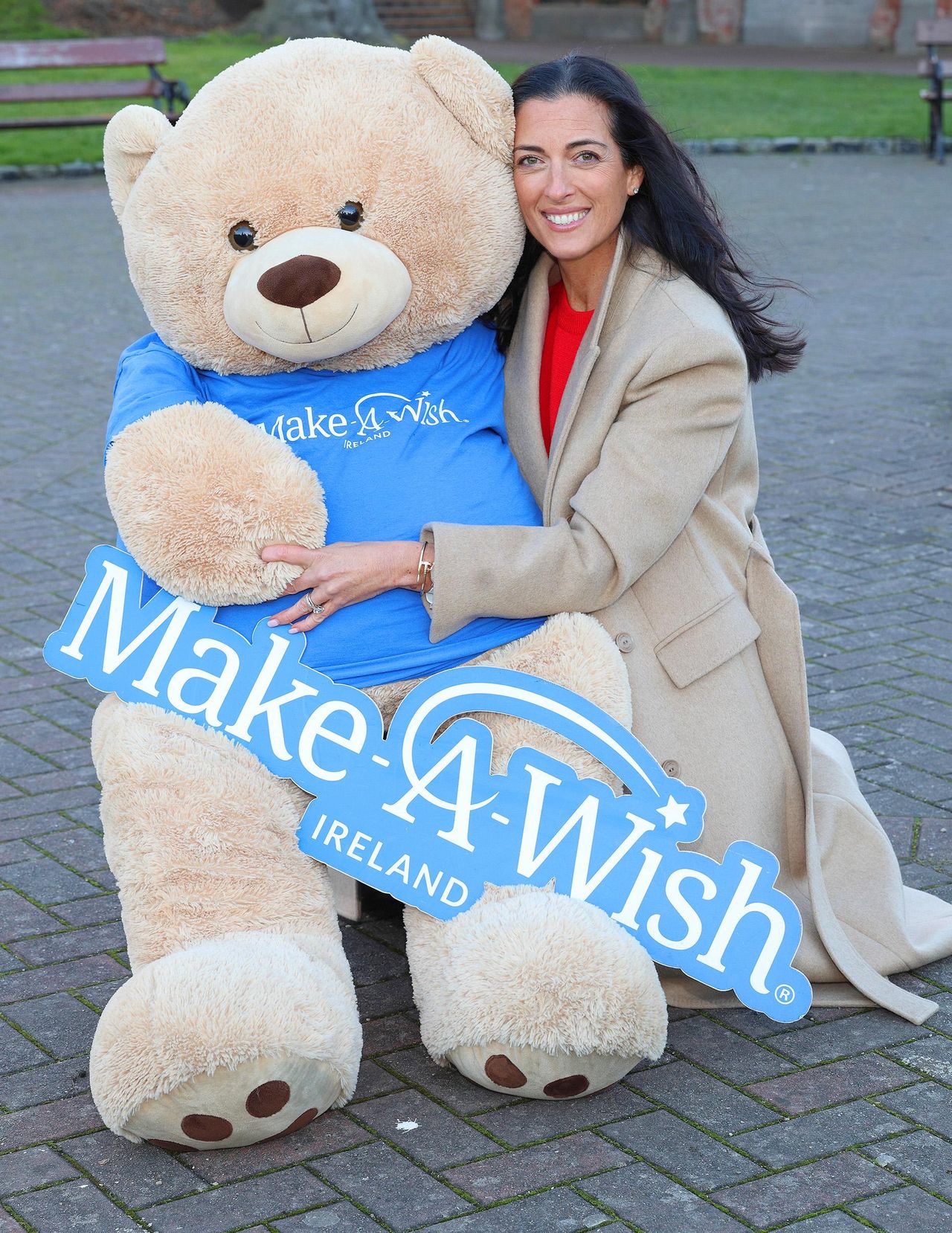 Unincredibile_raccolta_fondi_L3PCJ7otoD - Confidenze24 source:vipmagazine - Un'incredibile raccolta fondi - Lisa McGowan con il team di Make-A-Wish