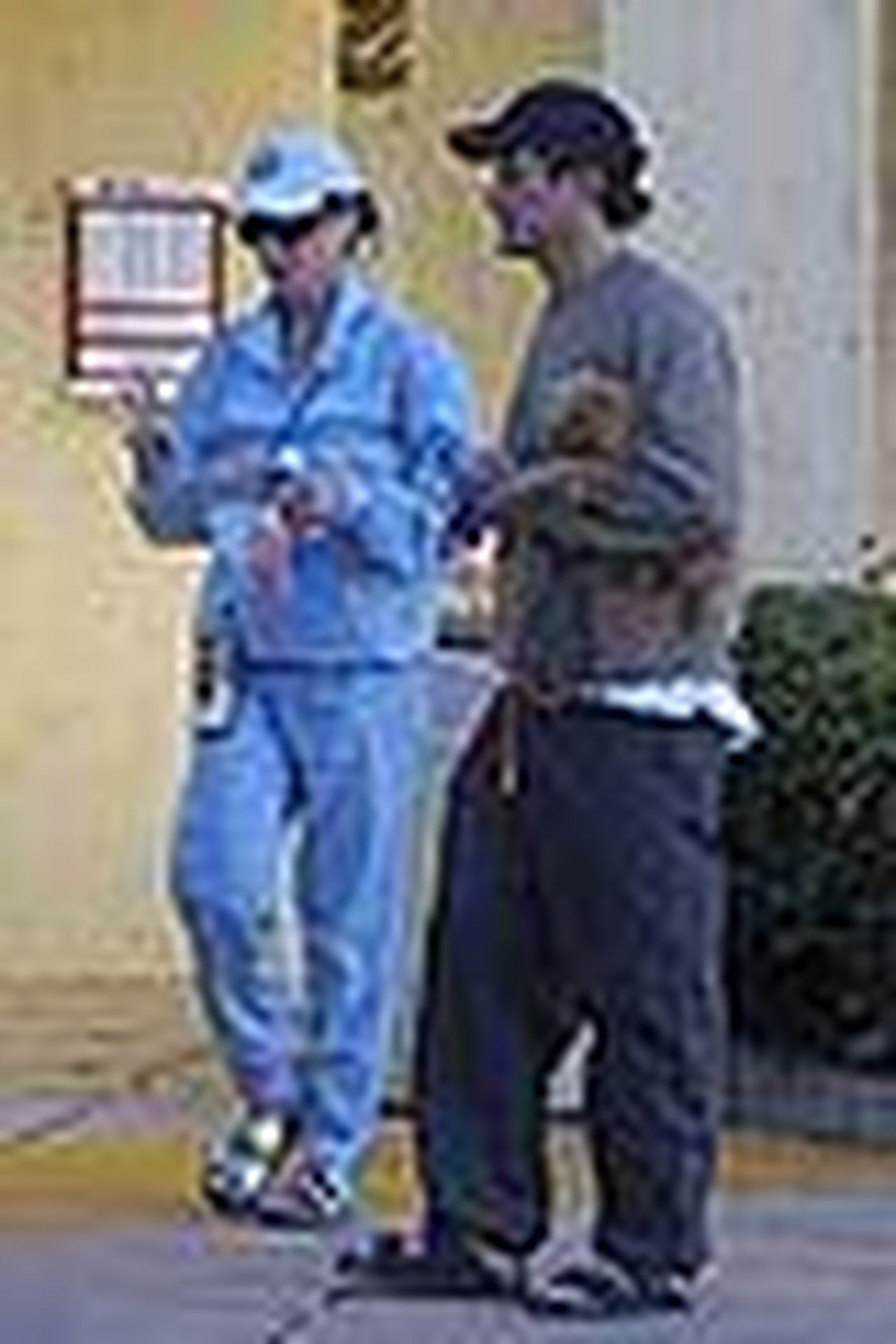 source:justjared - Un'uscita casuale tra le fiamme - Orlando Bloom e Katy Perry con il loro cane a Santa Barbara 02