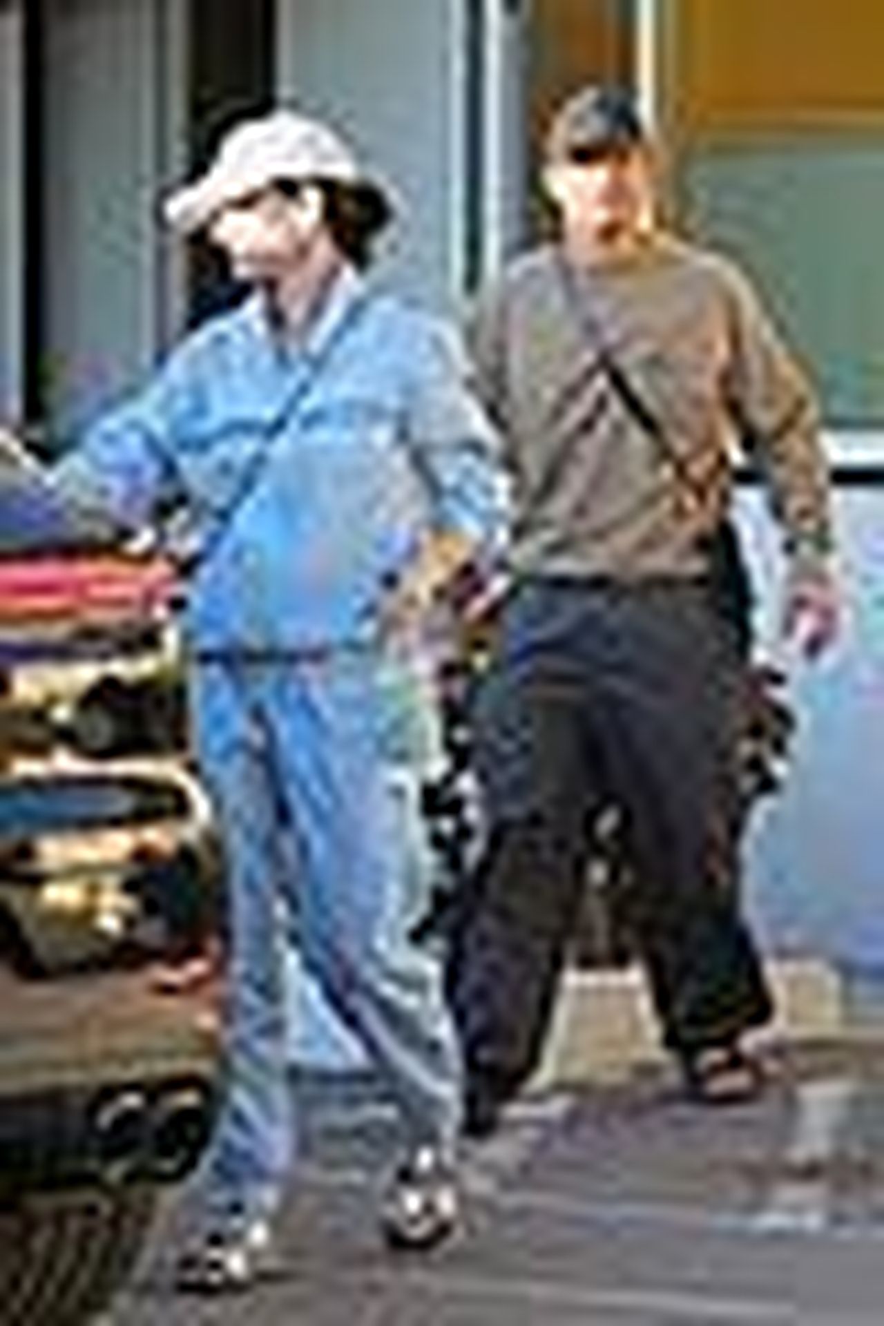 source:justjared - Un'uscita casuale tra le fiamme - Orlando Bloom e Katy Perry con il loro cane a Santa Barbara 04