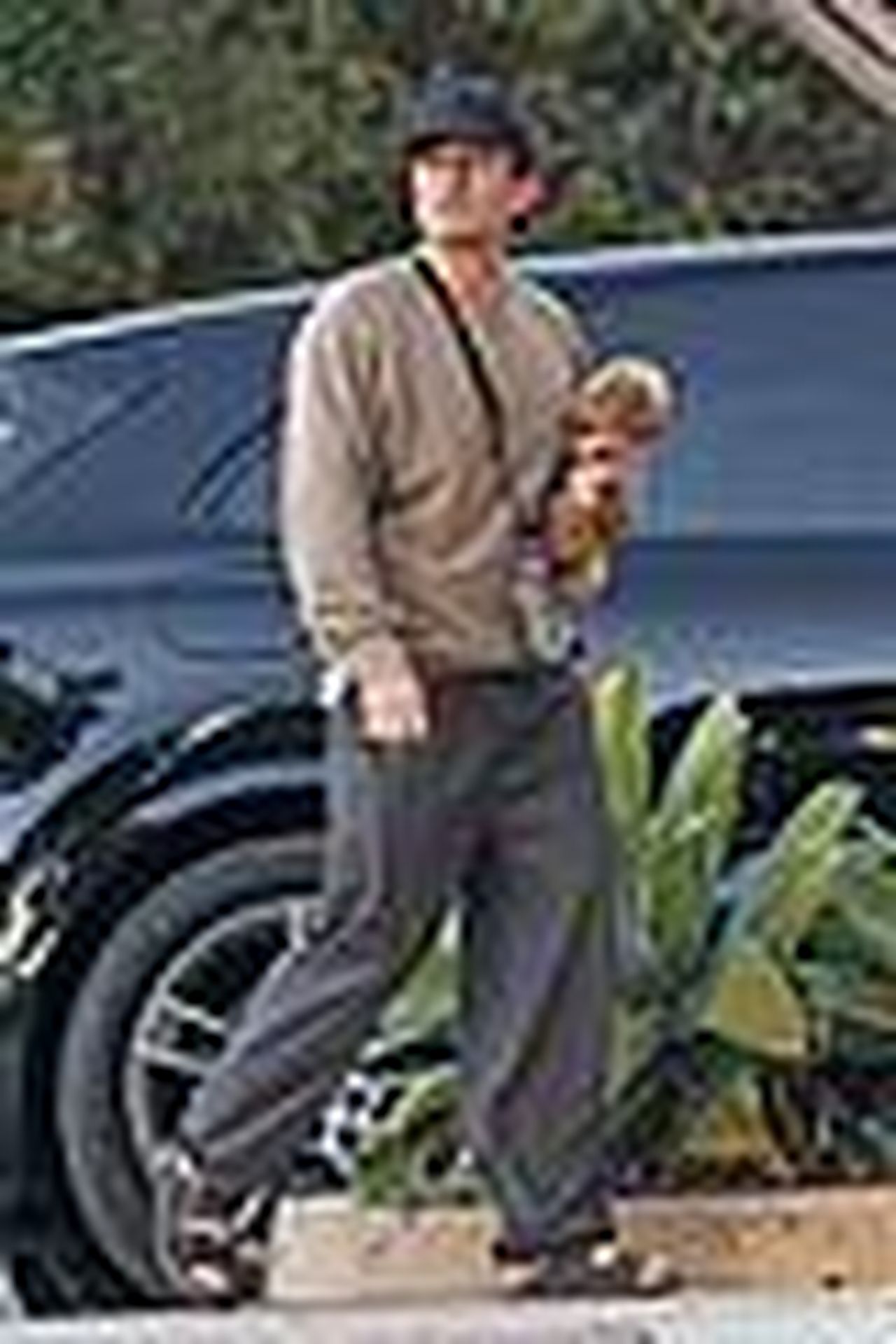 source:justjared - Un'uscita casuale tra le fiamme - Orlando Bloom e Katy Perry con il loro cane a Santa Barbara 05