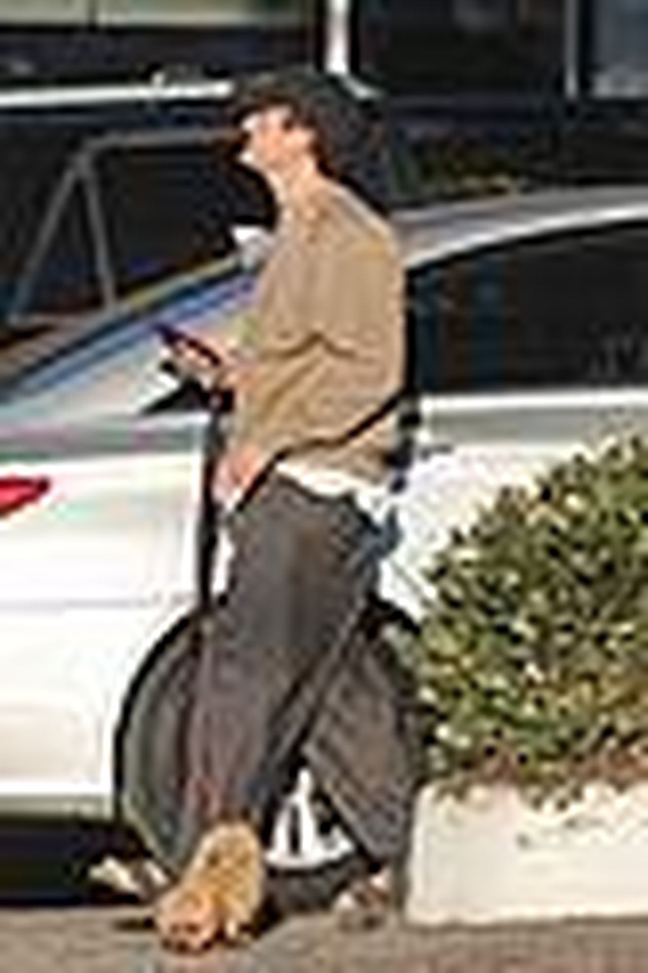 source:justjared - Un'uscita casuale tra le fiamme - Orlando Bloom e Katy Perry con il loro cane a Santa Barbara 03