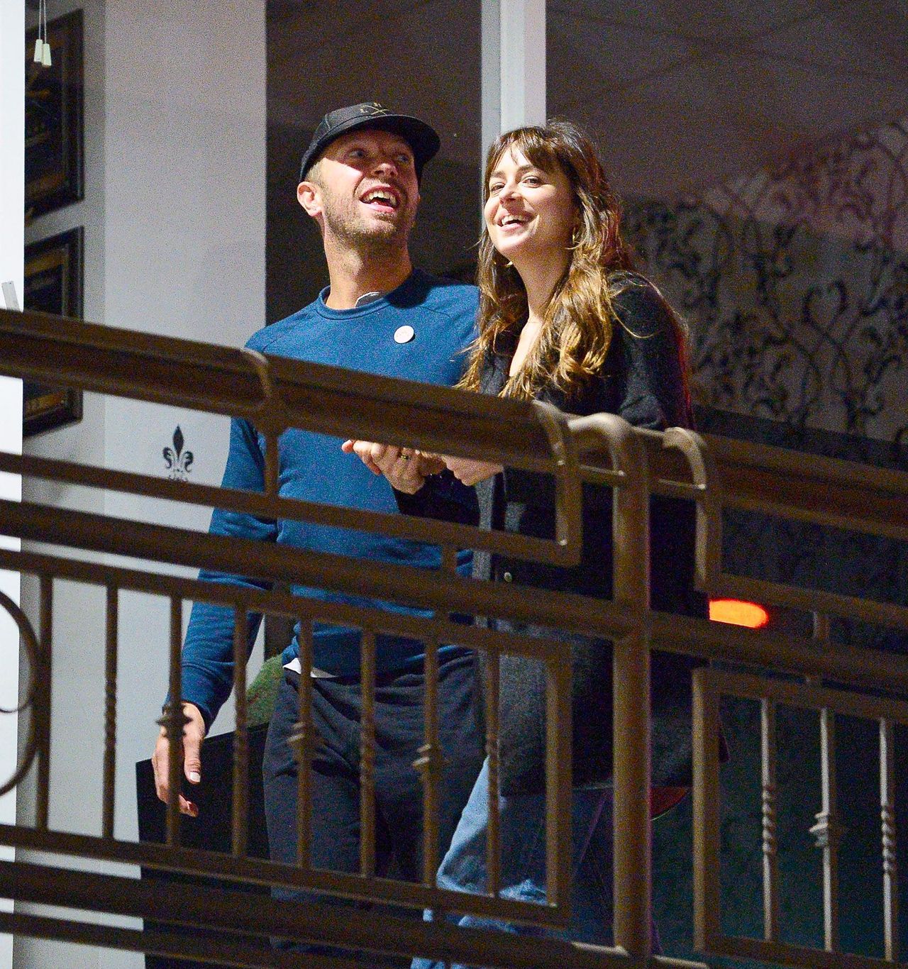 Unuscita_pubblica_che_parla_chiaro_TwHSa3c297 - Confidenze24 source:usmagazine - Un'uscita pubblica che parla chiaro - Chris Martin e Dakota Johnson sorridenti in India