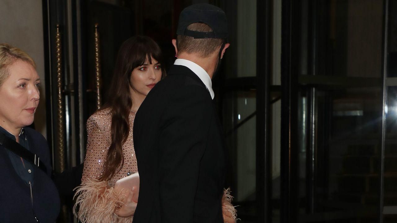 Unuscita_rara_e_felice_JMlavtztMj - Confidenze24 source:sheknows - Un'uscita rara e felice - Chris Martin e Dakota Johnson a Mumbai