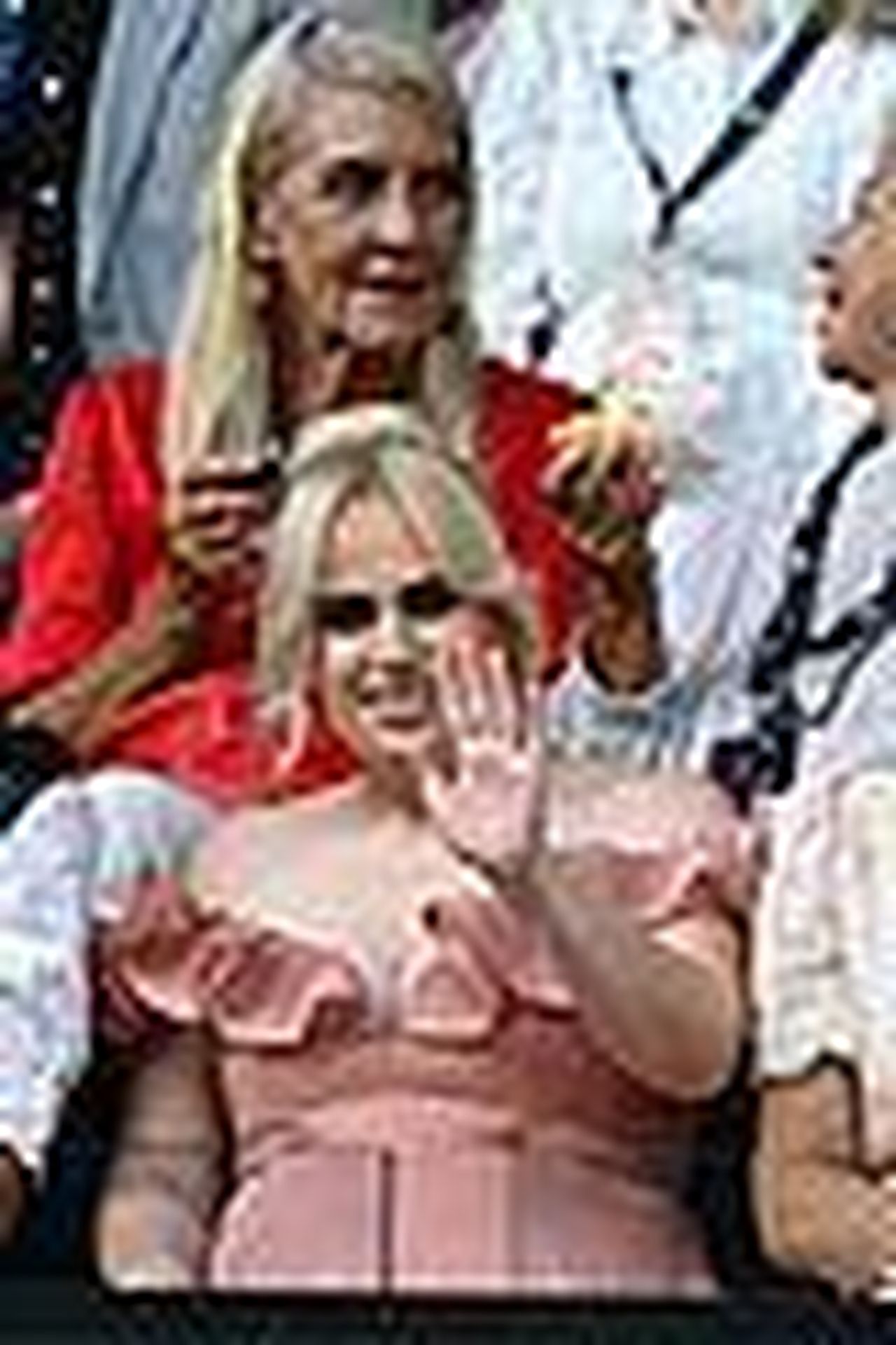 Unuscita_romantica_allAustralian_Open_MpNSDcJFsD - Confidenze24 source:justjared - Un'uscita romantica all'Australian Open - Rebel Wilson e Ramona Agruma all'Australian Open