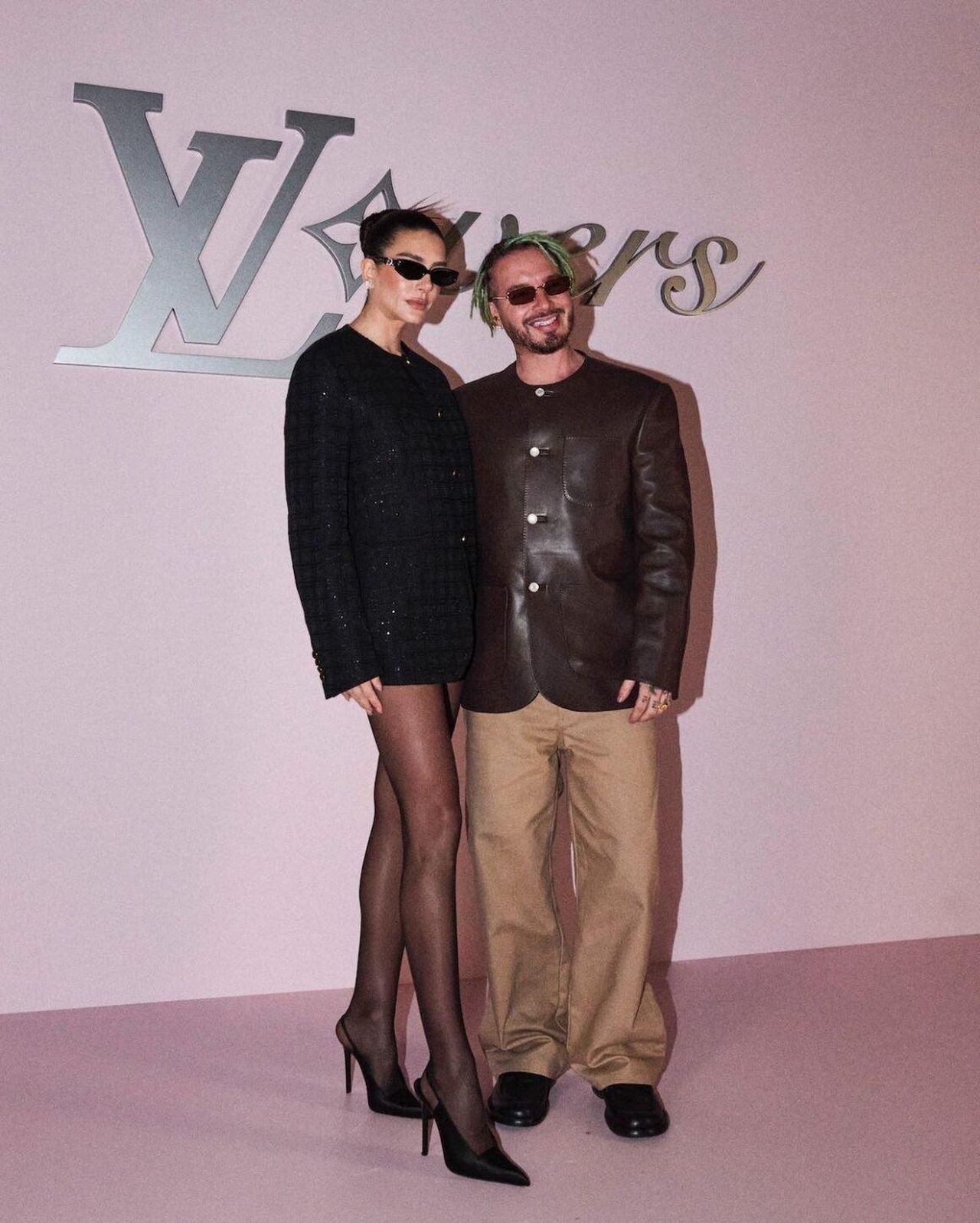 Valentina_Ferrer_e_J_Balvin_a_Parigi_bKjt8vxiwn - Confidenze24 source:socialitelife - Valentina Ferrer e J Balvin a Parigi - Valentina Ferrer e J Balvin alla Louis Vuitton Menswear