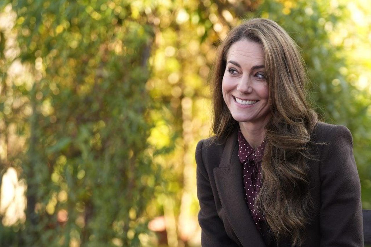 Visita_a_Sorpresa_di_Kate_Middleton_GkzV8ZeRCk - Confidenze24 source:thehollywoodgossip - Visita a Sorpresa di Kate Middleton - Catherine, Principessa di Galles parla con i membri dei servizi di emergenza