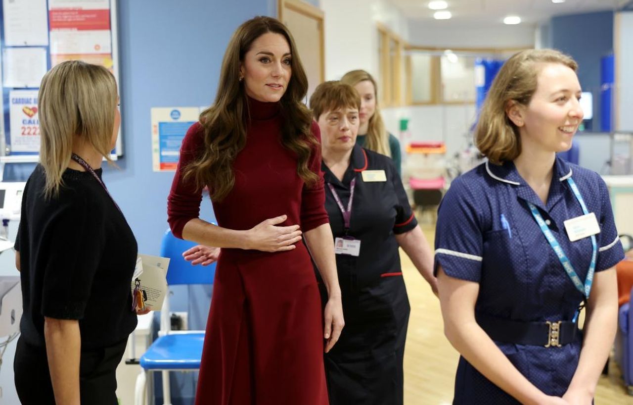 Visita_al_Royal_Marsden_Hospital_hDCRmHE7cV - Confidenze24 source:celebitchy - Visita al Royal Marsden Hospital - La Principessa del Galles incontra un cane da terapia