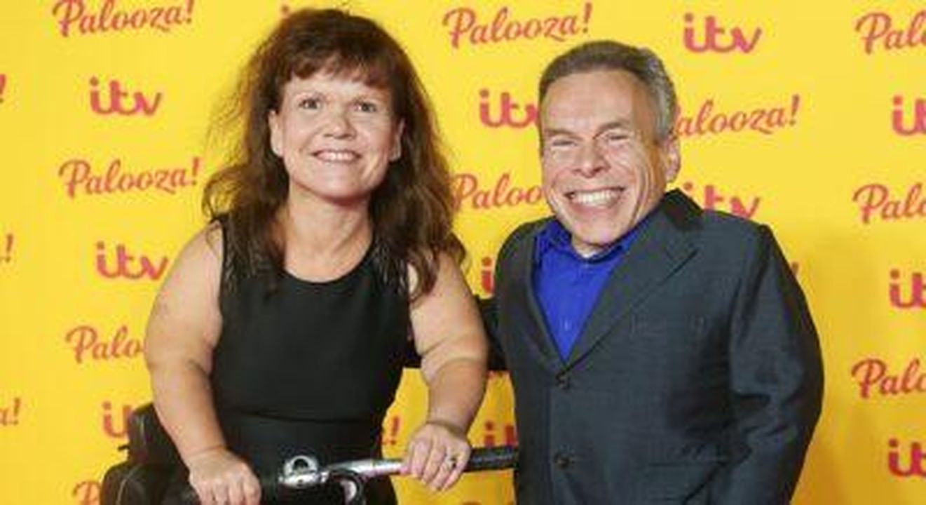 Warwick_Davis_sue_lospedale_per_la_morte_della_moglie_Samantha_yFp7nQ5hNy - Confidenze24 source:entertainmentdaily - Warwick Davis ‘sue’ l'ospedale per la morte della moglie Samantha - Samantha e Warwick Davis sul red carpet