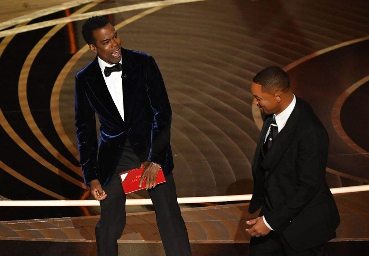 Will_Smith_Tiene_Ancora_Un_Rancore_Dicono_Le_Fonti_o9BCErsFqP - Confidenze24 source:thehollywoodgossip - Will Smith Tiene Ancora Un Rancore, Dicono Le Fonti - Will Smith approaches Chris Rock onstage during the 94th Oscars