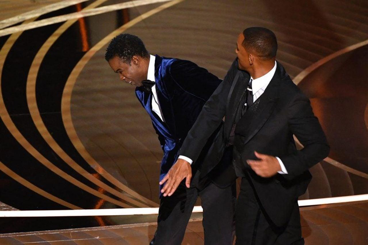 Will_Smith_Tiene_Ancora_Un_Rancore_Dicono_Le_Fonti_ouIXINBY45 - Confidenze24 source:thehollywoodgossip - Will Smith Tiene Ancora Un Rancore, Dicono Le Fonti - US actor Will Smith slaps US actor Chris Rock onstage during the 94th Oscars
