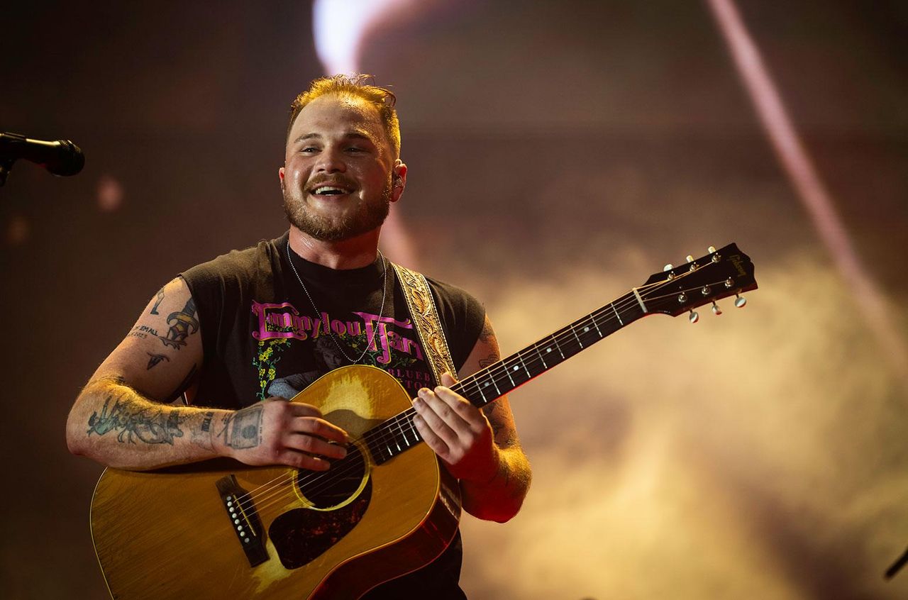 Zach_Bryan_e_il_suo_nuovo_progetto_cinematografico_o1iGiUdgVP - Confidenze24 source:billboard - Zach Bryan e il suo nuovo progetto cinematografico - Zach Bryan si esibisce durante il tour Quittin Time al Nissan Stadium di Nashville.