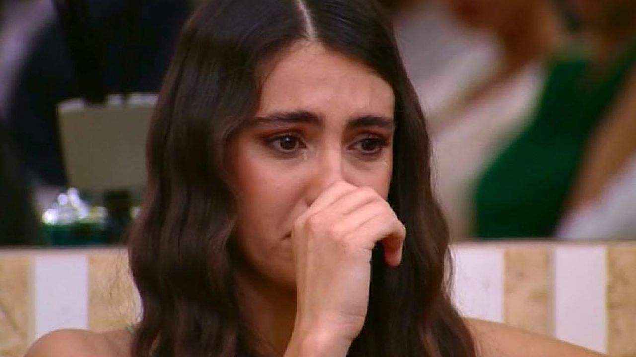 Zeudi_scoppia_a_piangere_dopo_la_lite_con_Helena_LbszeZxeyG - Confidenze24 Zeudi scoppia a piangere dopo la lite con Helena - Foto Zeudi Di Palma lacrime GF