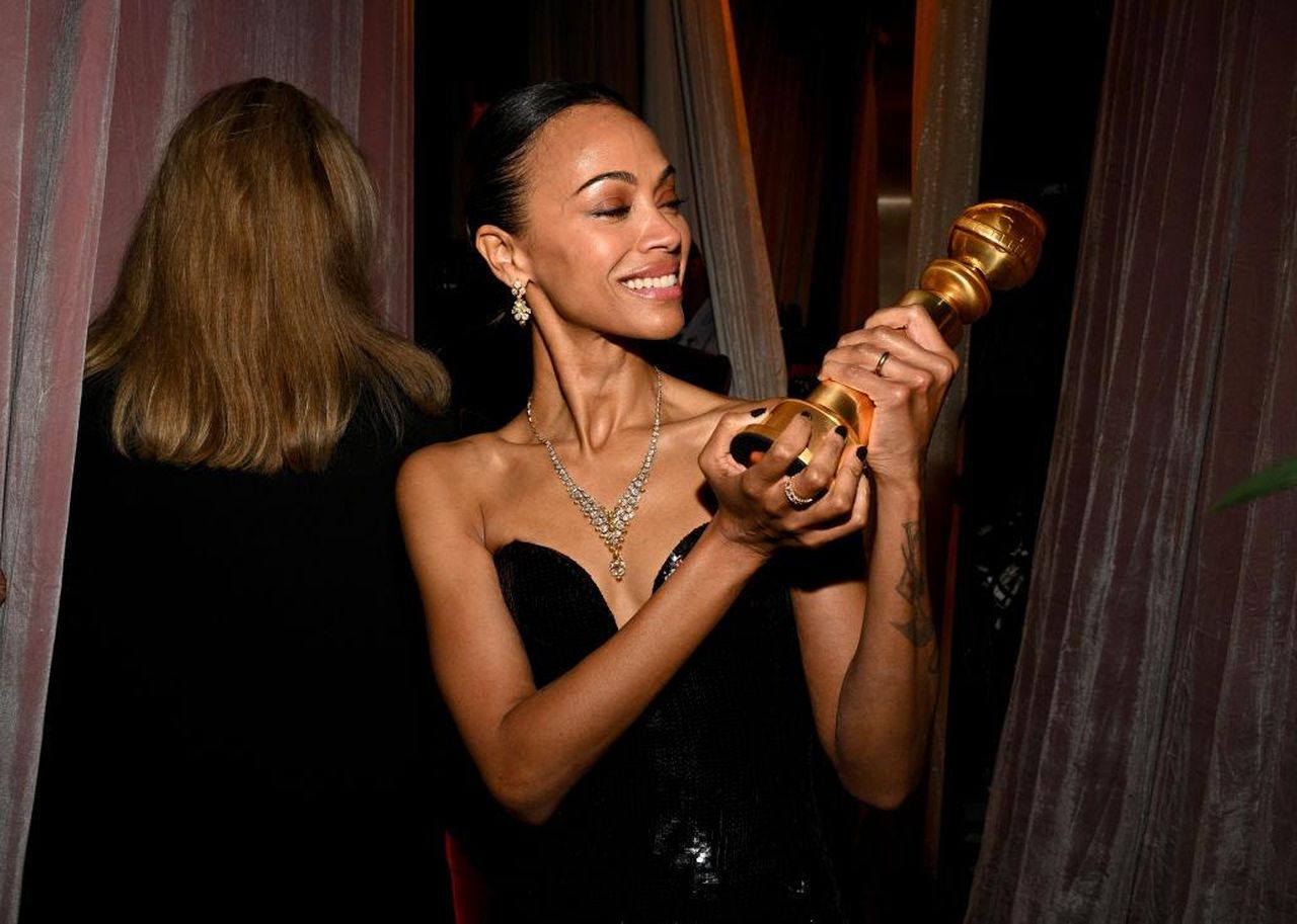 Zoe_Saldana_Una_Serata_Vincente_XBSXImUsOs - Confidenze24 source:bossip - Zoe Saldana: Una Serata Vincente - 82nd Annual Golden Globes - Backstage