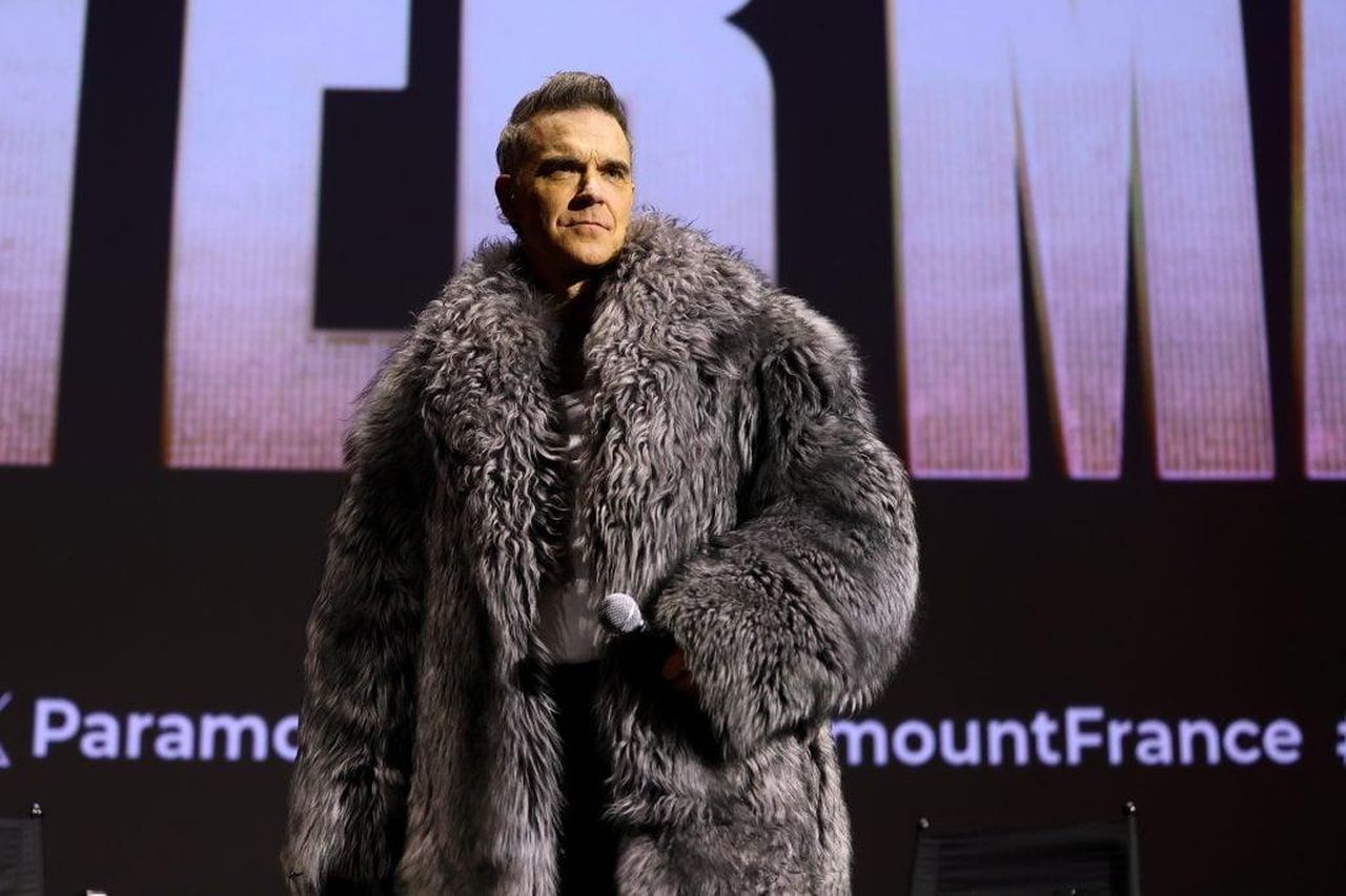 _stato_giudice_a_The_X_Factor_S0VA1BNRpR - Confidenze24 source:thehollywoodgossip - È stato giudice a 'The X Factor' - Robbie Williams parla sul palco durante la proiezione speciale di 'Better Man' il 13 dicembre 2024 a Parigi, Francia.