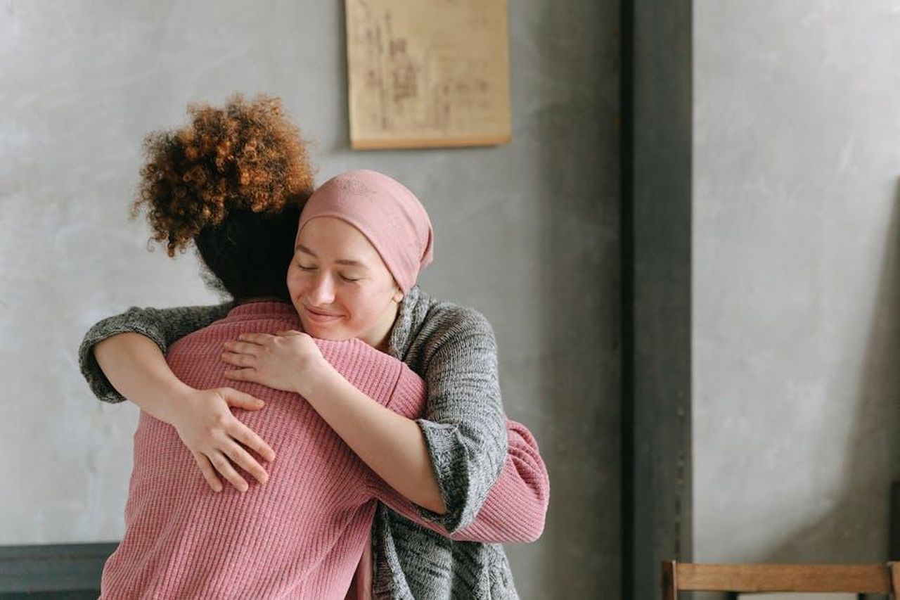 10_Cancro_emozioni_travolgenti_PdLc2KrDpx - Confidenze24 Source: Thirdman - pexels - Two women embracing each other with warmth and love, symbolizing support and care indoors.