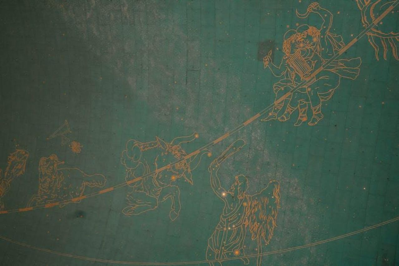 10_posto__Acquario_IWYmaebjnY - Confidenze24 Source: <a fref='https://www.pexels.com/@charlotte-may' target='_new'>Charlotte May</a> pexels - Illustration of zodiac signs on a historic astronomical ceiling, showcasing intricate details and vintage charm.
