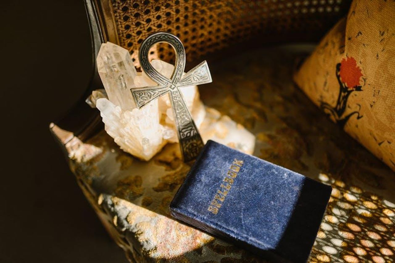 10_posto__Pesci_9tsuDEV72e - Confidenze24 Source: RDNE Stock project - pexels - Vintage Ankh and crystals on a rustic table with sunlight casting patterns.