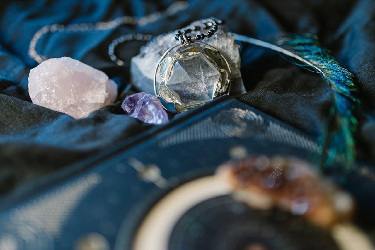 12_Vergine_incertezze_e_dubbi_da_affrontare_YJGxuH7gSS - Confidenze24 Source: RDNE Stock project - pexels - Delicate display of various gemstones and crystals, perfect for spiritual rituals.