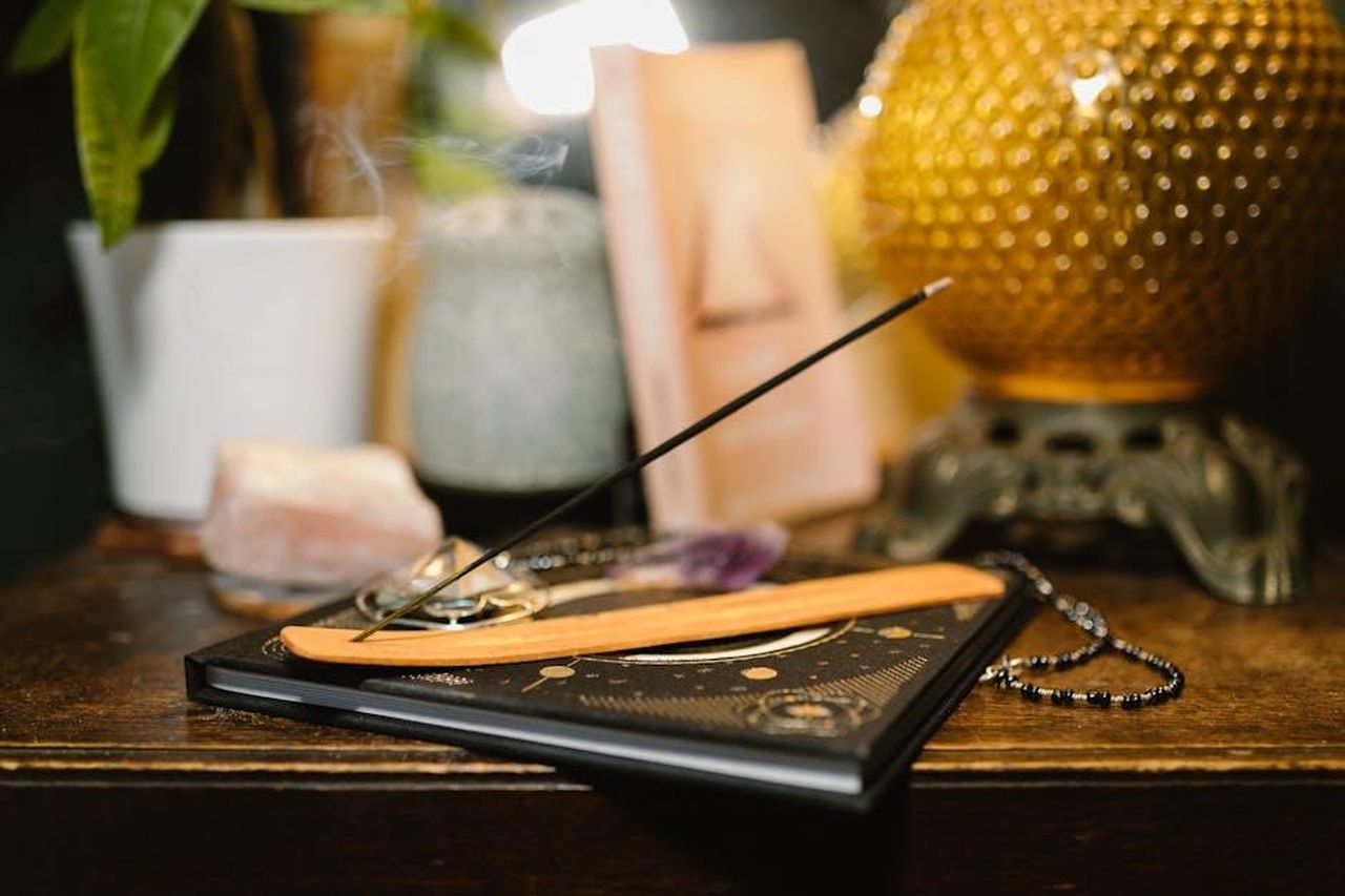 1_Capricorno_netto_miglioramento_professionale_lV2K8eYxcI - Confidenze24 Source: RDNE Stock project - pexels - A tranquil setting featuring incense, crystals, and a glowing lamp for spiritual rituals.