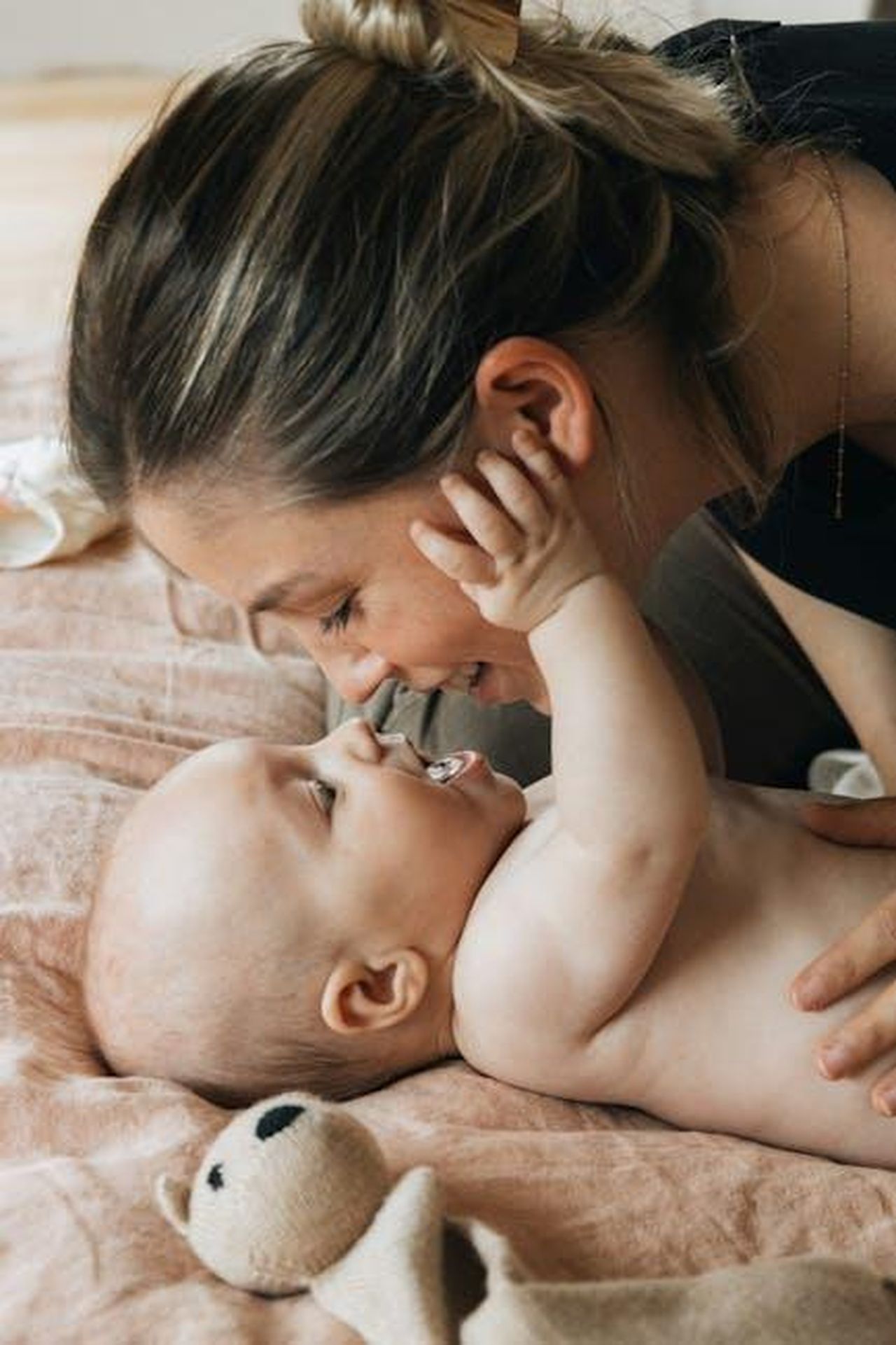 1_Gemelli_emozioni_travolgenti_8LnOU5bfRS - Confidenze24 Source: Febe Vanermen - pexels - A mother lovingly interacts with her baby, capturing an intimate bonding moment.