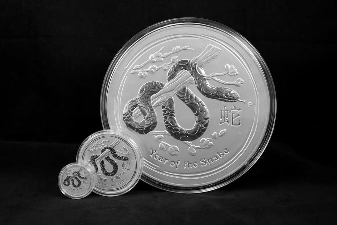 1_Leone___Weekend_al_top_G8gkQfdZ5u - Confidenze24 Source: Zlaťáky.cz - pexels - Close-up of intricately designed silver coins celebrating the Year of the Snake.