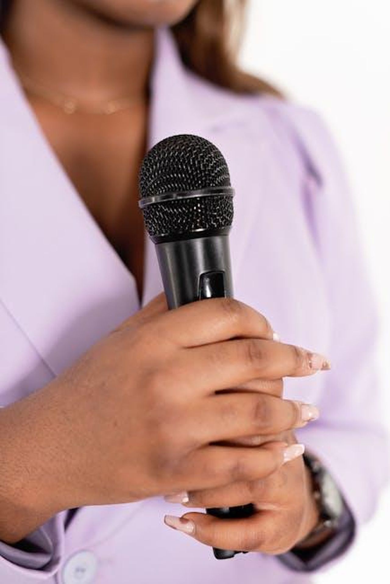 2016_Evento_di_The_Hollywood_Reporter_cieBsXfN2k - Confidenze24 Source: Mikhail Nilov - pexels - Professional woman holding microphone ready for a speech or interview.