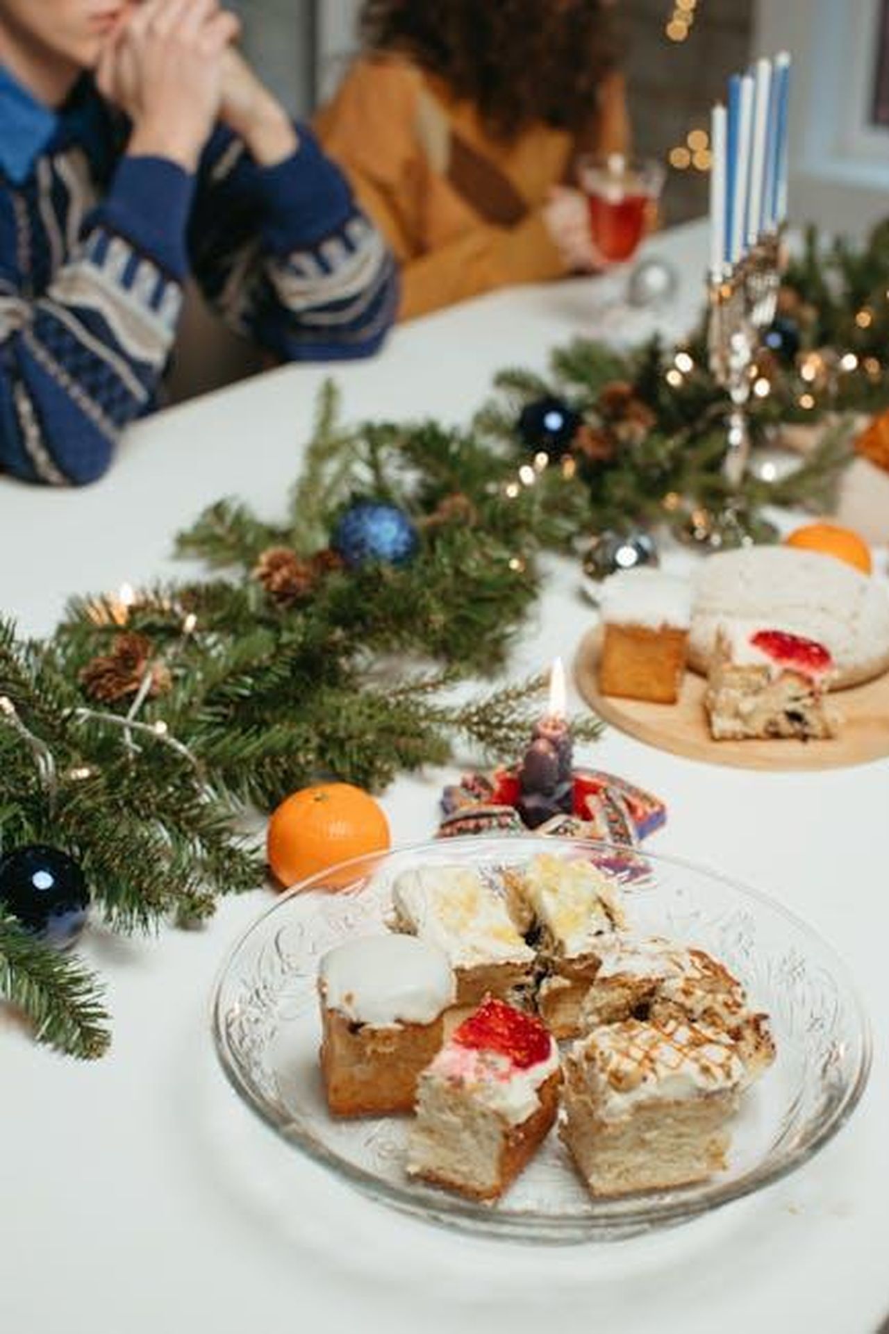 2024_State_Dinner_alla_Casa_Bianca_XwHVoK8HfT - Confidenze24 Source: Yaroslav Shuraev - pexels - Celebratory dinner with Hanukkah menorah, festive decorations, and dessert spread on a table.