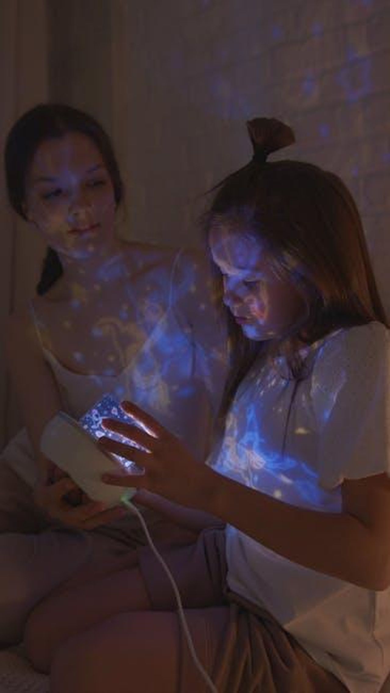2_Acquario_connessioni_profonde_e_rivelazioni_BOn0m6CwG6 - Confidenze24 Source: Artem Podrez - pexels - A mother and daughter bonding while enjoying a starry night light in their cozy bedroom.