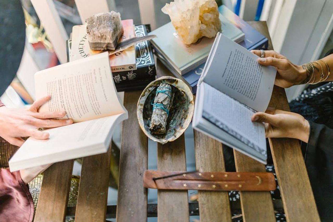 3_Scorpione_apprezzare_il_presente_u0qDZ5fo2w - Confidenze24 Source: RDNE Stock project - pexels - A cozy indoor setup for spiritual reading and crystal healing with books, crystals, and incense.