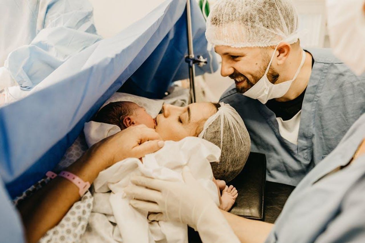 4_Bilancia_armonia_in_amore_JbC5nNwgd1 - Confidenze24 Source: Jonathan Borba - pexels - A cherished family moment as new parents welcome their baby in a hospital delivery room.