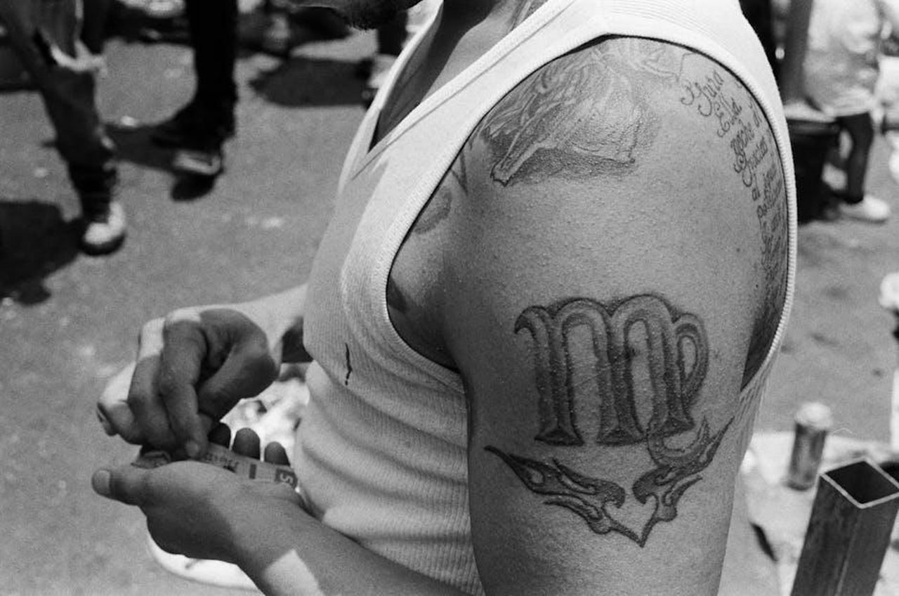 4_Sagittario___Avventure_e_novit_ndOtEwVEDD - Confidenze24 Source: Florian Lisi - pexels - Monochrome close-up showing a tattooed arm holding items outdoors.