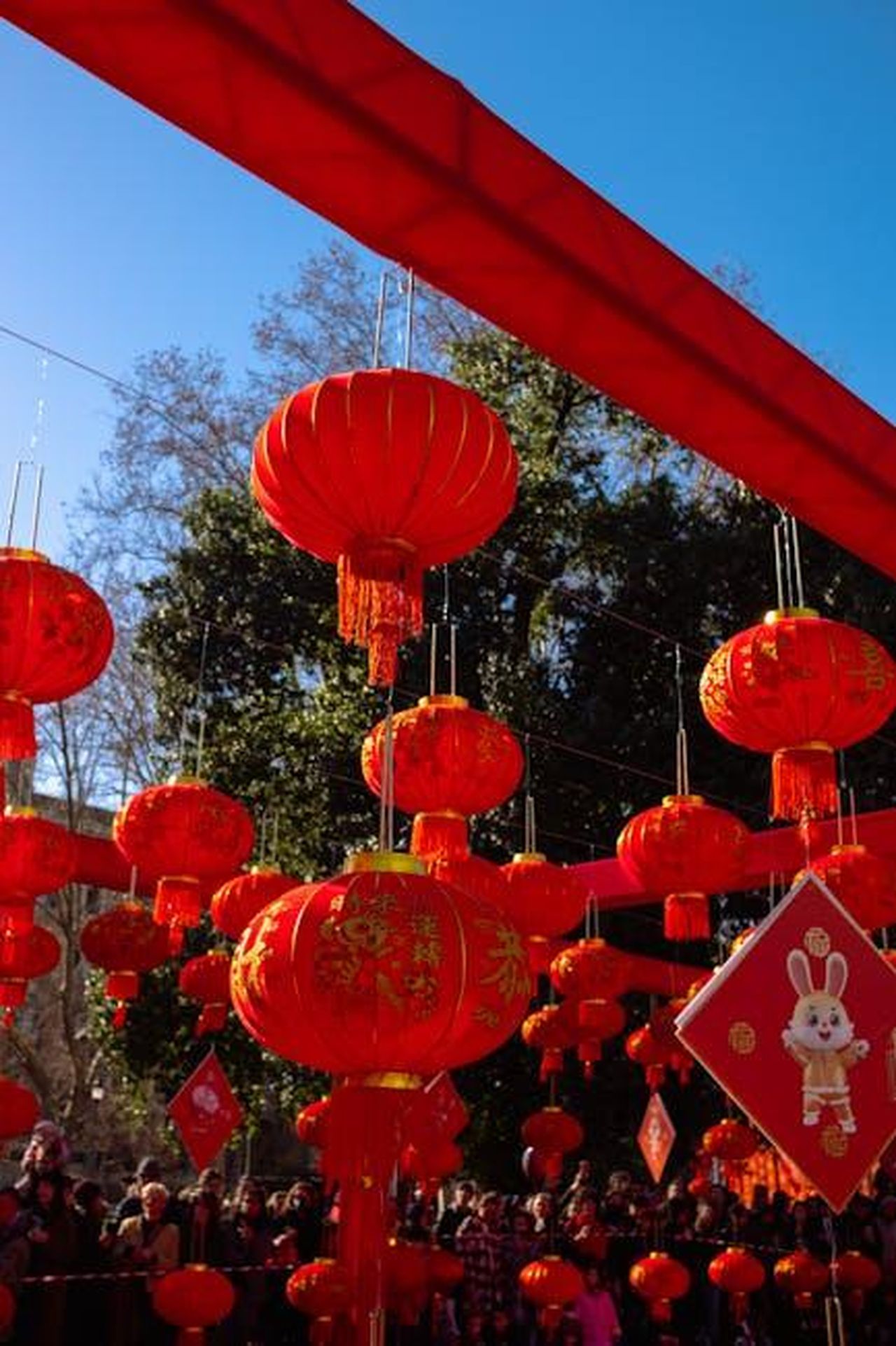 5_Bilancia___Armonia_e_fascino_RuxAtluQgF - Confidenze24 Source: Matteo Basile - pexels - Vibrant red lanterns hang during a Chinese New Year celebration on a sunny day.